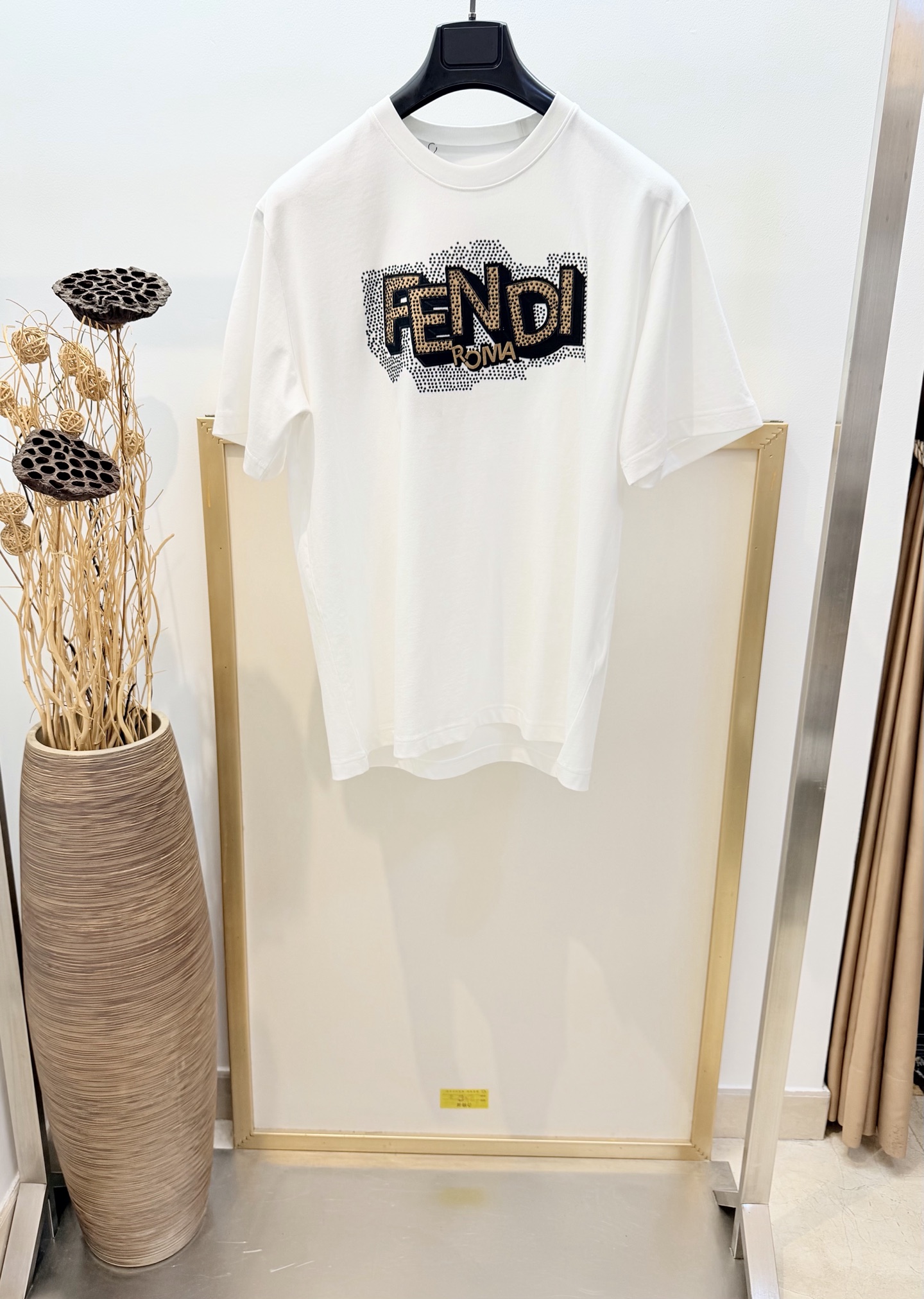 NO:777416,Sizes/m/l/xl Black/White Unisex Fe*di / Fen* 2026FW Early spring new slim fit short-sleeved round neck T-shirt. Made of pure cotton. The front is embroidered with the FE*DI Pop Pois pattern, inspired by the Falena Dots pattern of the series. The back is decorated with the brand's exclusive turtle back design. Washing method is only dry cleaning or wrapped in a laundry bag. Quick machine wash in cold water on the reverse side, dry and iron at medium temperature!  Avoid vigorously wringing and washing in a heated machine!  ,Fendi-clothing,fendi,T-shirt,tees,t-shirt,19860909Sizes/m/l/xl 黑/白两色 男女同款 Fe*di /芬* 2026FW 早春新品修身版型短袖圆领T恤.纯棉材质.正面绣有FE*DI Pop Pois图案,灵感源自该系列的Falena Dots图案.后背饰有品牌专属龟背设计 洗涤方式仅限干洗或洗衣袋包裹反面冷水快速机洗晾干后中温熨烫！忌大力拧干及加热机洗！,芬迪-服装,fendi,T-shirt,tees，t-shirt,,Women's clothing
