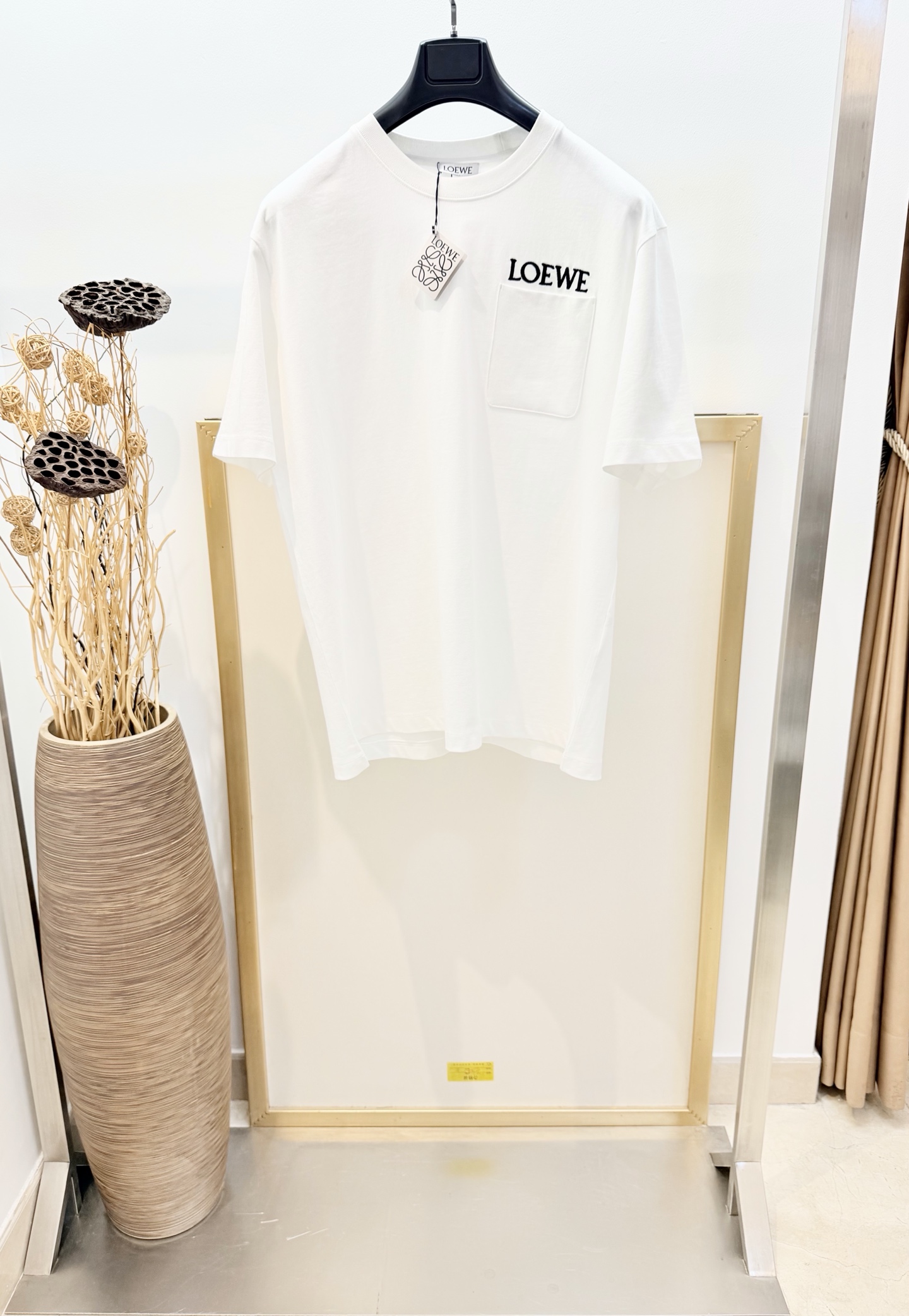 NO:744025,Sizes/m/l/xl, black and white, same style for men and women. L*EWE/Luo*wei 2026FW early spring series chest patch pocket. Contrast color embroidered cotton loose fit mid-weight half-sleeved T-shirt. The most versatile style!  It goes well with leggings... It is recommended to wrap it inside a laundry bag and machine wash it quickly in cold water or dry clean it!  Avoid soaking in warm water/rubbing with hands, Loewe-clothing, loewe, tees, t-shirt,19860909Sizes/m/l/xl黑白两色 男女同款 L*EWE/罗*威2026FW早春系列胸前贴袋.撞色刺绣棉质宽松版型中磅克重半袖T恤 .最百搭的款式！搭配leggings穿也妥妥哒…… 洗涤方式建议反面包裹洗衣袋冷水快速机洗或干洗！忌温热水浸泡/手搓,罗意威-服装,loewe,tees，t-shirt,,Women's clothing