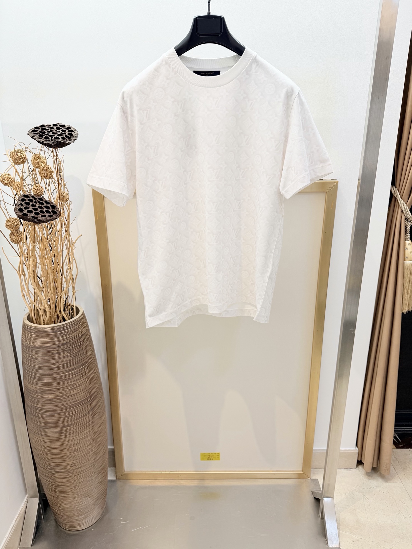 NO:636137,Size 46/48/50/52, same style for men and women. 1V Louis Vuitton 2026FW Early Spring This T-shirt is fully decorated with Halo Monogram printing, with a soft halo around the logo pattern. The contemporary interpretation of the brand pattern is faintly visible, injecting freshness into daily looks. The T-shirt is made of lightweight cotton knitted fabric, with a Marque 1.Vuitton Déposée woven label on the back. Pure cotton, slightly loose fit design  It is recommended to dry clean. Or wrap it inside out in a laundry bag. Quick machine wash in cold water. Iron at medium temperature. Louis Vuitton-clothing, louis vuitton, alexander wang19860909Size 46/48/50/52码 男女同款  1V路易家 2026FW早春这款 T 恤满饰 Halo Monogram 印花,标识图案周围泛起柔和光晕.若隐若现对品牌图案的当代化演绎,为日常造型注入新鲜感.T 恤采用轻质棉质针织面料制成,背面饰有 Marque 1.Vuitton Déposée 梭织标签.纯棉棉质 略宽松版型设计 建议干洗.或反面包裹洗衣袋冷水快速机洗中温熨烫,路易威登-服装,louis vuitton,alexander wang,Women's clothing