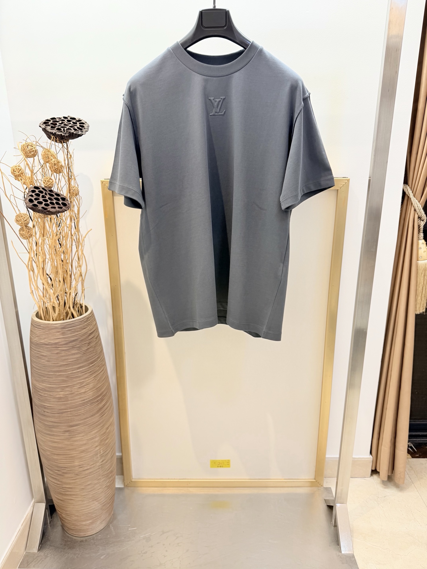 NO:636140,Size 46/48/50/52, classic gray, same style for men and women 1V Louis Vuitton 2026FW early spring new product This T-shirt is made of soft heavyweight cotton, with light silicone to shape the front 1V  Logo embossing, consistent with zp, nano-scale silicone does not leave marks/never sticks to the body, and the modern atmosphere is immediately apparent. The flip-effect silk label is embellished on the back. The light knitted cotton fabric cuts a slim fit. The shoulders are fully hand-stitched with double threads, which is consistent with zp, making it more refined!  For pure cotton products, please wrap them in a laundry bag with cold water and wash separately to dry naturally. Do not soak in warm water!  ,Louis Vuitton-clothing,louis vuitton,real silk,alexander wang19860909Size46/48/50/52码 经典灰 男女同款  1V 路易家2026FW早春新品 本款 T 恤取材柔软重磅纯棉,以轻盈硅质塑造正面 1V 标识压纹,与zp一致纳米级硅胶不出印痕/绝不扎身,摩登气息一眼即现.翻转效果真丝标签点缀背后.轻盈针织棉布裁出修身版型.zp一致肩部全手工双线缝制工艺更显精致！ 纯棉制品请反面冷水包裹洗衣袋单独洗涤自然晾干,切勿温热水浸泡！,路易威登-服装,louis vuitton,real silk,alexander wang,Women's clothing
