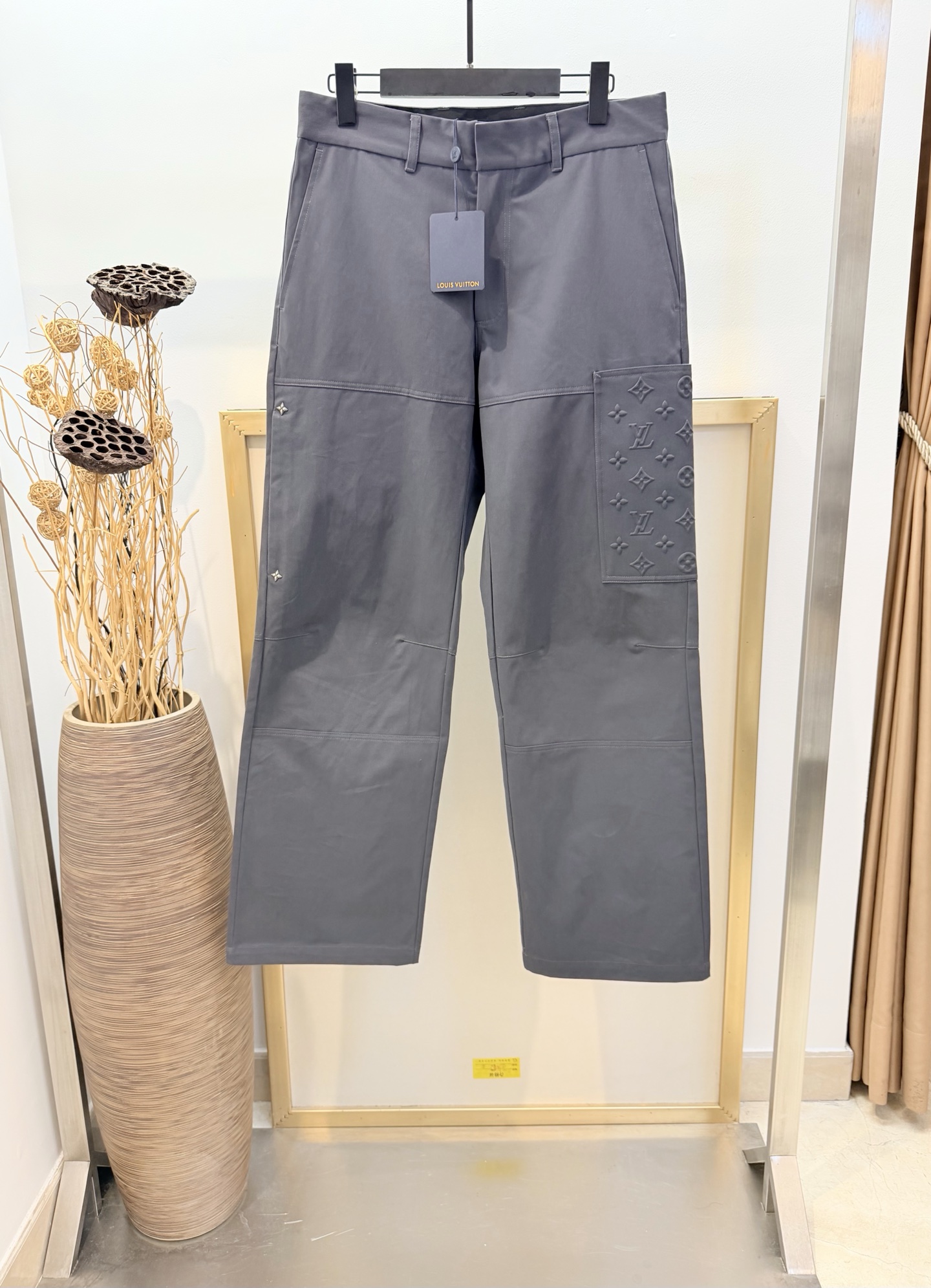 NO:637151,Size 30/32/34/36, same for men and women, 1V Louis family. This style of overalls cleverly combines casual style with street elements. The loose overalls silhouette is made of cotton blended fabric, which is warm and soft to the touch. Monogram on the left leg  The embossed embossed pocket adds the brand's signature. The right leg is decorated with a zipper pocket decorated with metal willows, which can be used as a wardrobe staple and can be easily matched with a variety of plain or printed clothing. The side pockets are practical and combine function and design. It is a representative item of the 1V men's wear series. It is recommended to dry clean. Or wrap it inside a laundry bag, cold water, fast machine wash, medium temperature ironing, Louis Vuitton - clothing, louis vuitton, alexander wang19860909Size 30/32/34/36码男女同款  1V路易家 本款工装裤,将休闲风格与街头元素巧妙结合.宽松的工装廓形,采用棉混纺面料,触感温暖而柔软.左腿Monogram 浮雕压纹口袋增添品牌印记.右腿饰有金属柳丁装饰拉锁口袋,可作为衣橱的常备单品,可轻松与各式素色或印花服饰相配.侧口袋设计实用,兼具功能与设计感,是1V男装系列的代表单品 建议干洗.或反面包裹洗衣袋冷水快速机洗中温熨烫,路易威登-服装,louis vuitton,alexander wang,Women's clothing
