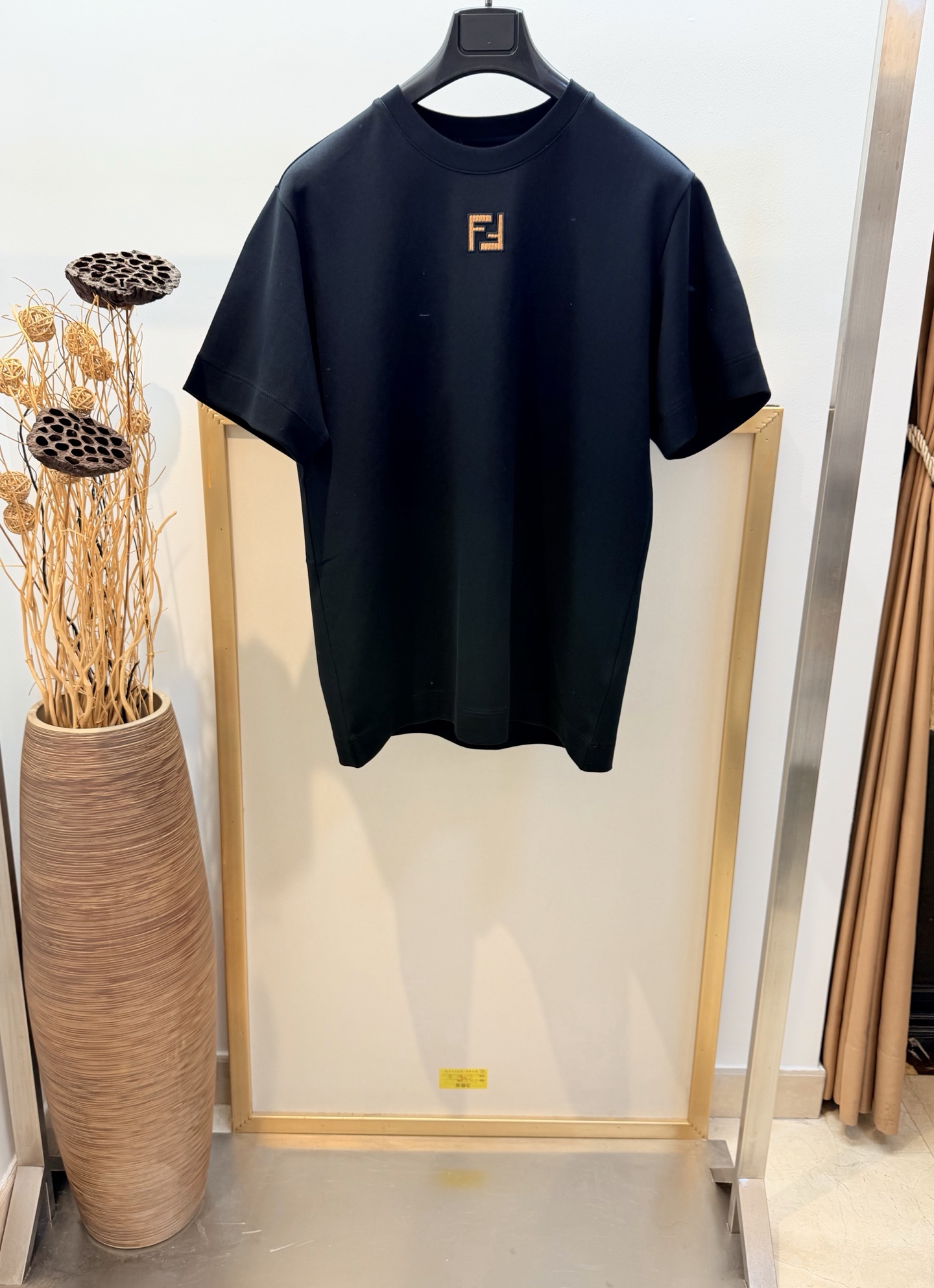 NO:637148,Sizes/m/l/xl Unisex Fe*di / Fen* 2026FW early spring series short-sleeved round-neck T-shirt. Standard fit short-sleeved round-neck T-shirt. Black pure cotton material. Decorated with brown corduroy micro FF pattern on the front. Decorated with the brand's exclusive turtle back design on the back. Washing method is only dry cleaning or wrapped in a laundry bag. Quick machine wash in cold water on the reverse side, hang to dry and then iron at medium temperature!  Avoid vigorously wringing and washing in a heated machine!  , Fendi-clothing, fendi, T-shirt, tees, t-shirt, alexander wang19860909Sizes/m/l/xl 男女同款 Fe*di /芬* 2026FW早春系列短袖圆领T恤.标准版型短袖圆领T恤.黑色纯棉材质.正面饰有棕色灯芯绒微型FF图案.后背饰有品牌专属龟背设计 洗涤方式仅限干洗或洗衣袋包裹反面冷水快速机洗晾干后中温熨烫！忌大力拧干及加热机洗！,芬迪-服装,fendi,T-shirt,tees，t-shirt,alexander wang,Women's clothing