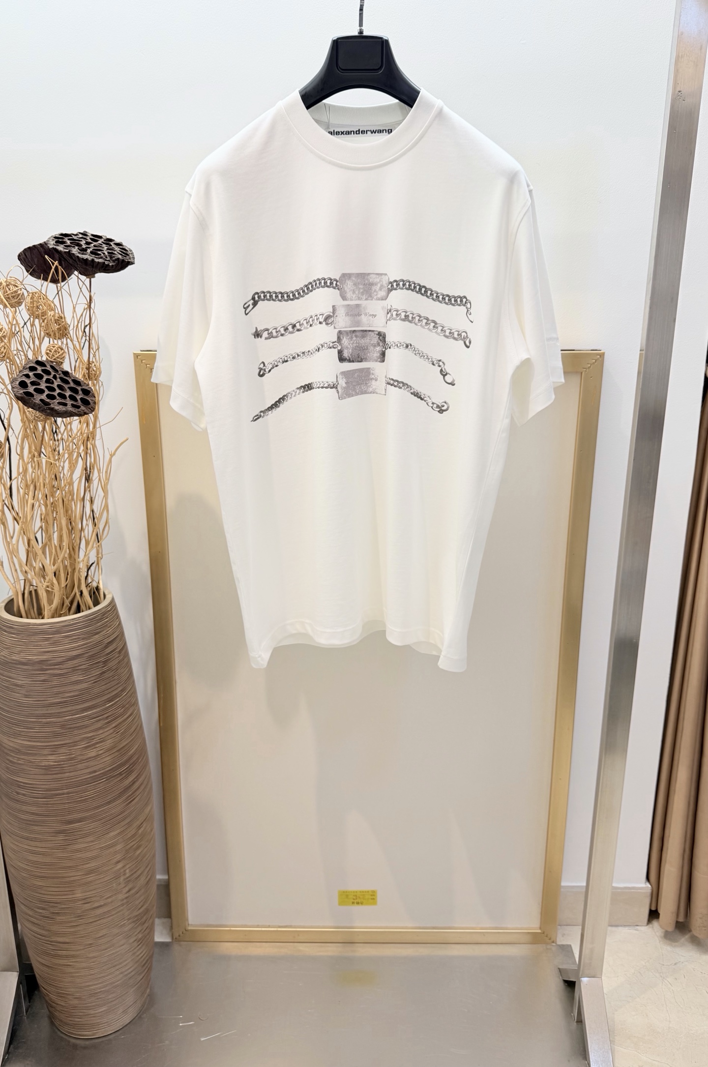 NO:637411,Sizes/m/l/xl Black and white, same style for men and women AG alexard*rwang/Alexard*大.王Gothic chain print T-shirt This short-sleeved T-shirt has a very recognizable chain print on the chest and three-dimensional brand embroidery on the cuffs, which is simple and fashionable!  Made of pure cotton, it is comfortable and breathable to wear. It has a loose fit and can be easily worn by both men and women. It can be worn alone or layered with it. The chain pattern has a super street feel, and it looks great with jeans and overalls. It can be easily worn in daily casual and street style!  Washing method: For pure cotton products, it is recommended to wrap it in a laundry bag and quickly machine wash it in cold water or dry clean it!  Avoid soaking in warm water/rub with hands!  !  ,Alexander Wang-clothing,alexander wang,jeans,T-shirt,tees,t-shirt,alexander wang19860909Sizes/m/l/xl 黑白两色 男女同款 AG alexard*rwang/亚历*大.王哥特链条印花T恤这款短袖T恤,胸前链条印花超有辨识度,袖口有品牌立体刺绣简约又时髦！纯棉材质,穿着舒适透气,OS宽松版型,男女都能轻松驾驭,单穿or内搭都OK.链条图案超有街头感,随便搭牛仔裤、工装裤都很出彩,日常休闲、街头风都能轻松hold住！ 洗涤方式纯棉制品建议反面包裹洗衣袋冷水快速机洗或干洗！忌温热水浸泡/手搓！！,亚历山大王-服装,alexander wang,jeans,T-shirt,tees，t-shirt,alexander wang,Women's clothing