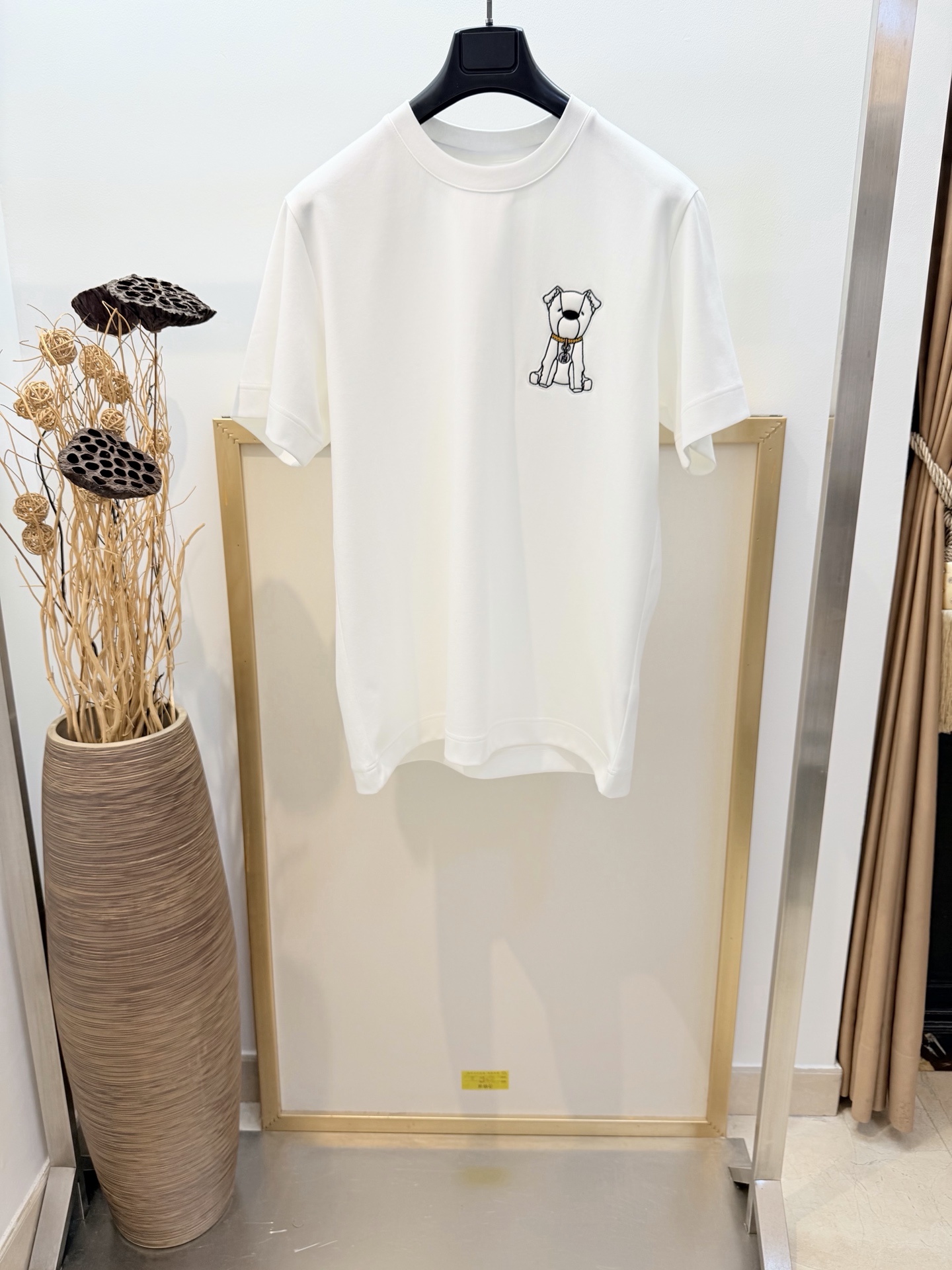 NO:637413,Sizes/m/l/xl Black and white, same style for men and women Fe*di / Fen* 2026FW early spring series cute dog series T-shirt, made of pure cotton, with three-dimensional embroidery on the left chest of a super cute cartoon dog, with FF logo and gold chain, full of brand sense. Same style for men and women, loose fit, super versatile for daily casual wear, good to wear alone or layered with!  The cute dog series is the representative of Fendi's animal elements. It is fun and recognizable. It is loved by young people and is even more popular in autumn and winter. The back is decorated with the brand's exclusive turtle back design. The washing method is only dry cleaning or wrapping it in a laundry bag. Quick machine wash in cold water, hang dry and iron at medium temperature!  Avoid vigorously wringing and washing in a heated machine!  , Fendi-clothing, fendi, fendi, tees, t-shirt, alexander wang19860909Sizes/m/l/xl 黑白两色 男女同款 Fe*di /芬* 2026FW早春系列萌狗系列T恤,纯棉材质,左胸前立体刺绣工艺超萌卡通狗狗,搭配FF标志和金色链条,品牌感满满.男女同款,宽松版型,日常休闲穿搭超百搭,单穿或内搭都很OK！萌狗狗系列是Fendi动物元素代表,趣味又有辨识度,深受年轻人喜爱,秋冬季节更受欢迎～后背饰有品牌专属龟背设计 洗涤方式仅限干洗或洗衣袋包裹反面冷水快速机洗晾干后中温熨烫！忌大力拧干及加热机洗！,芬迪-服装,fendi,fendi,tees，t-shirt,alexander wang,Women's clothing