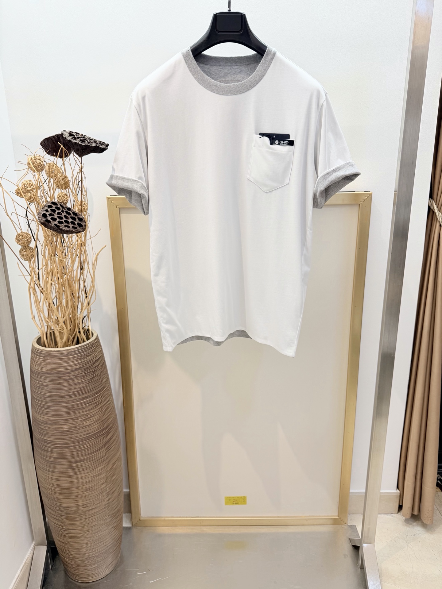 NO:638048,Sizes/m/l/xl Blue/Grey Unisex Pr*da/Pr*da Contrast color double-sided cotton half-sleeve T-shirt This cotton T-shirt adopts double-sided design and classic cut. The two contrasting sides add multi-dimensional changes to the casual style, showing multi-functional features. Double-sided design. Logo label. It is recommended to dry clean or wrap the laundry bag on the back for quick machine washing in cold water!  ,Prada-clothing,prada,tees,t-shirt,alexander wang19860909Sizes/m/l/xl 蓝/灰两色 男女同款 Pr*da/普*达 撞色双面纯棉半袖T恤 这款棉质T恤采用双面设计,经典剪裁.两个对比鲜明的侧面为休闲风格增添了多维度的变化,展现多功能特性.双面设计.徽标标签. 建议干洗或反面包裹洗衣袋冷水快速机洗！,普拉达-服装,prada,tees，t-shirt,alexander wang,Women's clothing