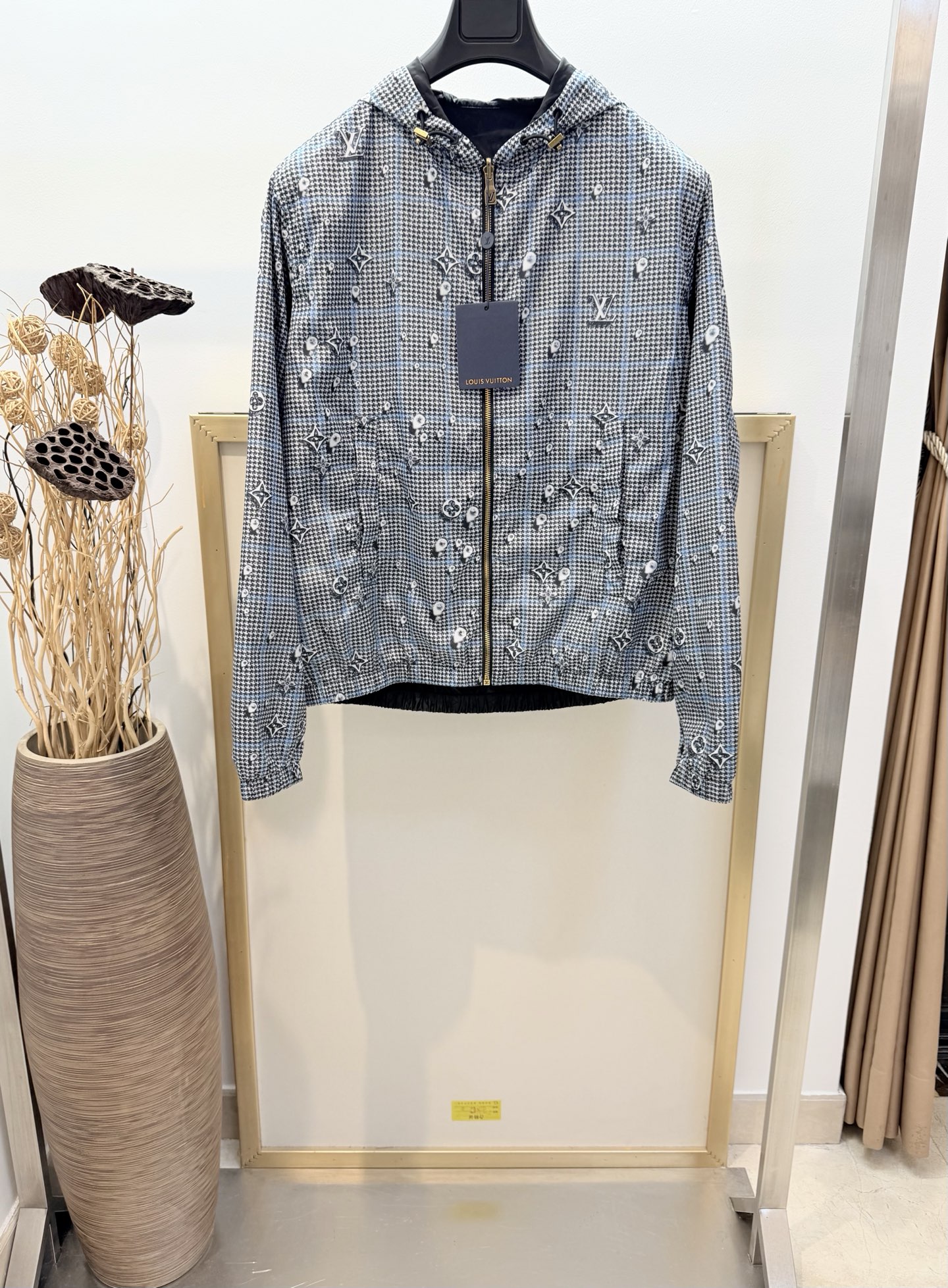 NO:638045,Size 46/48/50/52 Same style for men and women 1V Louis Vuitton 2026FW Early Spring MONOGRAM double-sided windproof jacket. This lightweight double-sided windproof jacket presents two different styles. The vivid Monogram Waterdrop print on one side consists of the playful Monogram logo, which turns into raindrops and falls on the elegant Prince of Wales plaid. The other side is supplemented by a low-key Monogram of the same color.  Jacquard. Easy to store, whether it is a cozy weekend or a stroll in the city, it is your best choice. Washing method Dry cleaning or wrapped in a laundry bag, machine wash in cold water quickly, Louis Vuitton - clothing, louis vuitton, jackets & coats, jackets & coats, alexander wang19860909Size 46/48/50/52 男女同款  1V路易家2026FW早春MONOGRAM 双面防风夹克.这款轻盈的双面防风外套,呈现两种迥异风情.一面生动的 Monogram Waterdrop 印花由俏皮的 Monogram 标识组成,化作雨滴洒落于雅致的威尔士亲王格纹之上.另一面辅以低调的同色 Monogram 提花.易于收纳,无论是惬意的周末,还是漫步于都市中,它都是您的上佳之选. 洗涤方式干洗或包裹洗衣袋单独冷水快速机洗,路易威登-服装,louis vuitton,jackets & coats,jackets & coats,alexander wang,Women's clothing