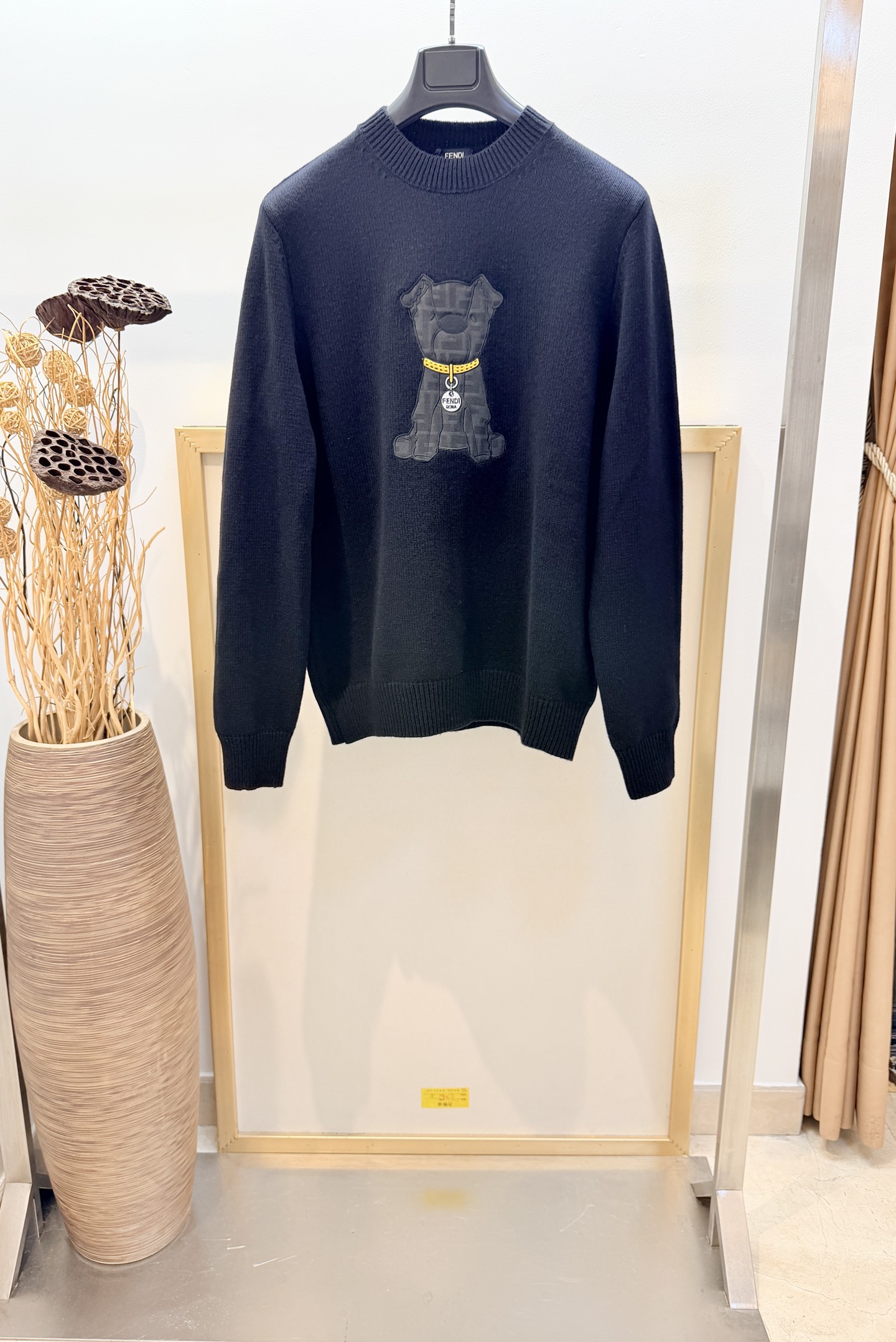 NO:638626,Sizes/m/l/xl Unisex Fe*di / Fen* 2026FW early spring series cute dog pullover crew neck sweater, black wool yarn material. Customized black FF jacquard large patch, inspired by creative director Silvia Venturini Fe*di's pet dog Ito. Material  Sheep wool; super cute cartoon dog, with FF logo and gold chain, full of brand sense. Same style for men and women, slim fit, super versatile for daily casual wear, good to wear alone or layered with!  The cute dog series is a representative of Fe*di’s animal elements. It is fun and recognizable and is loved by young people. The washing method is dry cleaning only!  , Fendi-clothing, fendi, louis vuitton, alexander wang19860909Sizes/m/l/xl 男女同款 Fe*di /芬* 2026FW早春系列萌狗套头圆领毛衫,黑色羊毛纱线材质.定制黑色FF提花大贴片,灵感源自创意总监Silvia Venturini Fe*di的爱犬Ito.材质 绵羊毛;超萌卡通狗狗,搭配FF标志和金色链条,品牌感满满.男女同款,修身版型,日常休闲穿搭超百搭,单穿或内搭都很OK！萌狗狗系列是Fe*di动物元素代表,趣味又有辨识度,深受年轻人喜爱 洗涤方式仅限干洗！,芬迪-服装,fendi,louis vuitton,alexander wang,Women's clothing