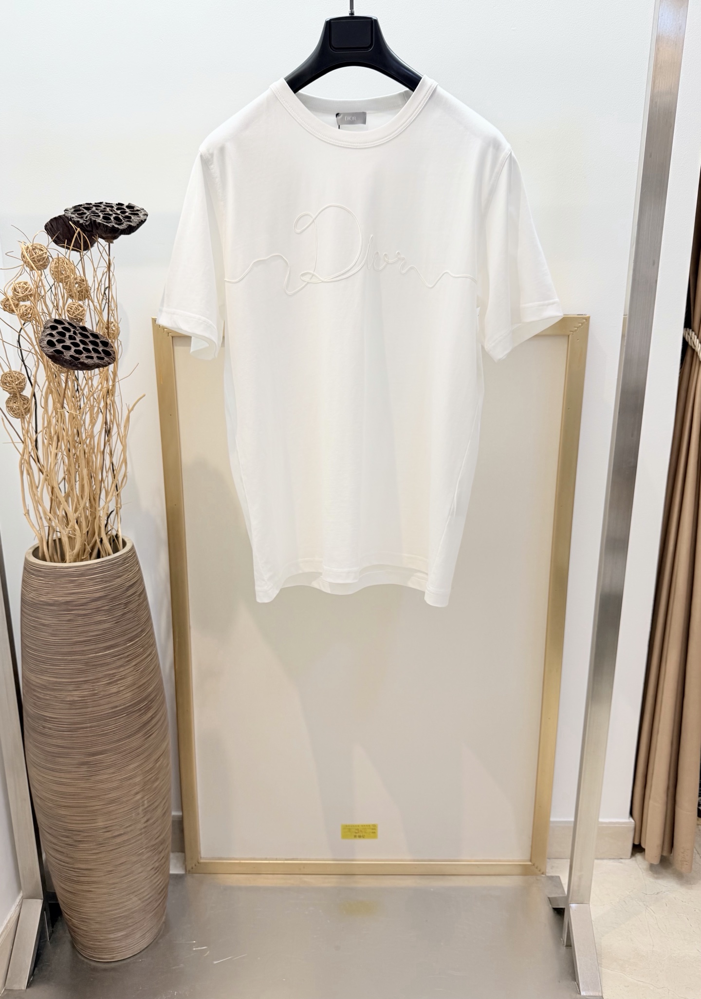 NO:744062,Sizes/m/l/xl Classic black/white/burgundy 3 colors Unisex Dio*/Di* 2026FW Early Spring Series This T-shirt is a new product of the 2026 spring men's wear series. It is decorated with the Dio* Ribbon logo and pays homage to the exquisite craftsmanship of the Dio* workshop. It is carefully made of cotton jersey fabric and has a round neck design. The classic silhouette can be paired with jeans to create a casual look.  Washing method Dry clean or wrap inside laundry bag for quick machine wash in cold water!  ,Dior-clothing,dior,dior,jeans,19860909Sizes/m/l/xl 经典黑/白/酒红色 3色 男女同款  Dio*/迪*2026FW早春系列这款 T 恤是二零二六春季男装系列新品,饰以 Dio* Ribbon 标志,向 Dio* 工坊的精湛工艺致敬.采用棉质平纹针织面料精心制作,圆领设计.经典廓形,可与牛仔裤搭配,打造休闲的造型. 洗涤方式干洗或反面包裹洗衣袋冷水快速机洗！,迪奥-服装,dior,dior,jeans,,Women's clothing