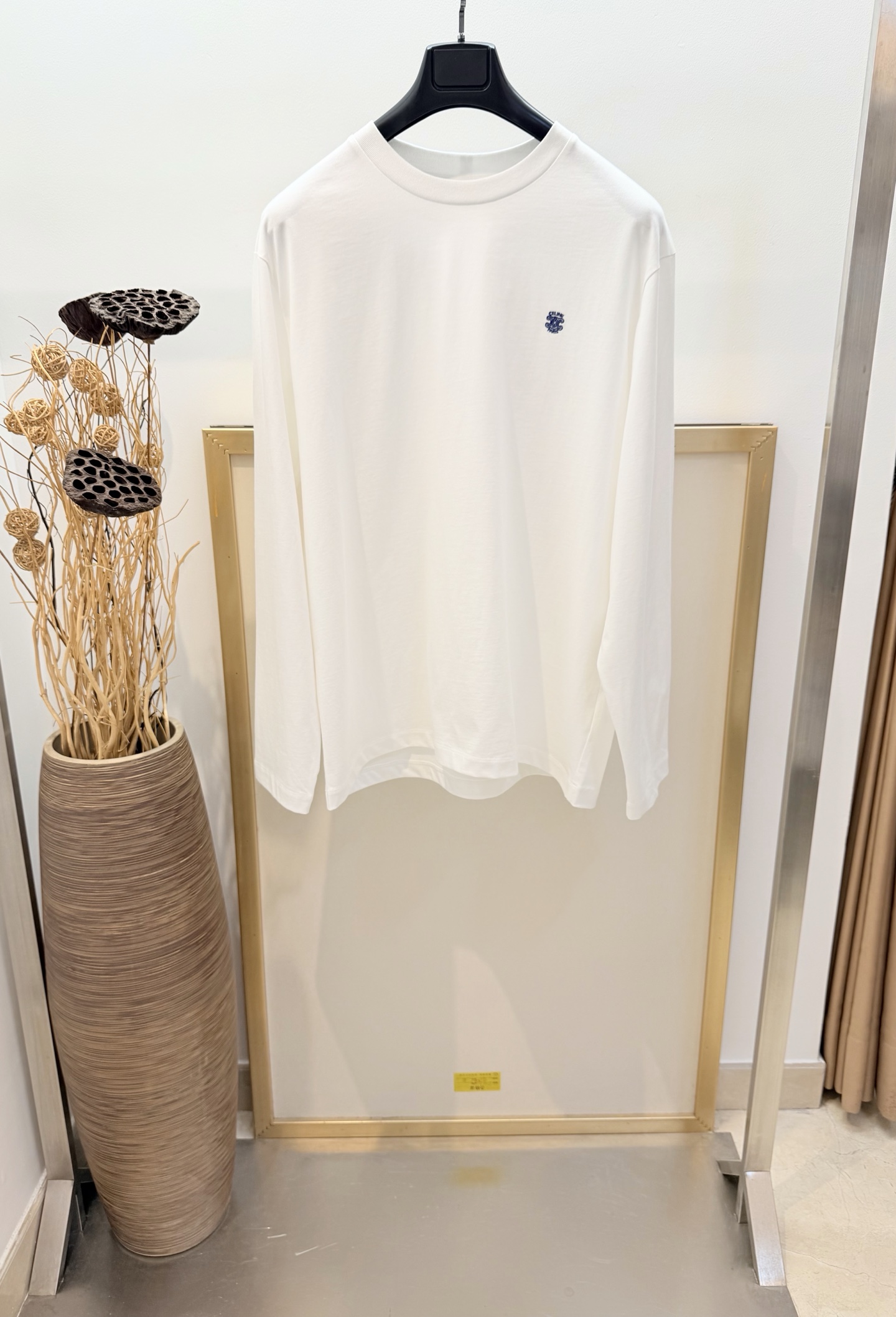 NO:660616,Sizes/m/l/xl Black/white, same style for men and women Cel*ne/race* 2026FW early spring new classic long-sleeved T-shirt with Arc de Triomphe embroidery. White round neck design, precision embroidery of 'CEL*NE PARIS' Arc de Triomphe on the front left chest, simple and classy. High-quality long-staple cotton, soft and comfortable, loose fit, tolerant of various body types, super versatile for daily wear! It looks great whether paired with trousers or shorts, and can easily switch between casual or commuting styles. High-end simple fashion item, suitable for players who pursue quality and design. Washing method: Dry clean or wrap inside a laundry bag, wash separately and iron on the inside at medium temperature! Do not soak/wash in warm water! ,celine-clothing,celine,shorts,tees,t-shirt, 19860909Sizes/m/l/xl 黑/白两色 男女同款 Cel*ne/赛* 2026FW早春新品经典凯旋门刺绣长袖T恤.白色圆领设计,正面左胸前精密刺绣“CEL*NE PARIS”凯旋门,简约又有辦识度.高品质长绒棉质,柔软舒适,宽松版型,包容多种身材,日常穿搭超百搭！无论配长裤还是短裤都很出彩,轻松切换休闲或通勤风格.高端简约时尚单品,适合追求品质和设计感玩家 洗涤方式干洗或反面包裹洗衣袋单独洗涤后反面中温熨烫！不得浸泡/温热水洗涤！,赛琳-服装,celine,shorts,tees，t-shirt, ,Women's clothing