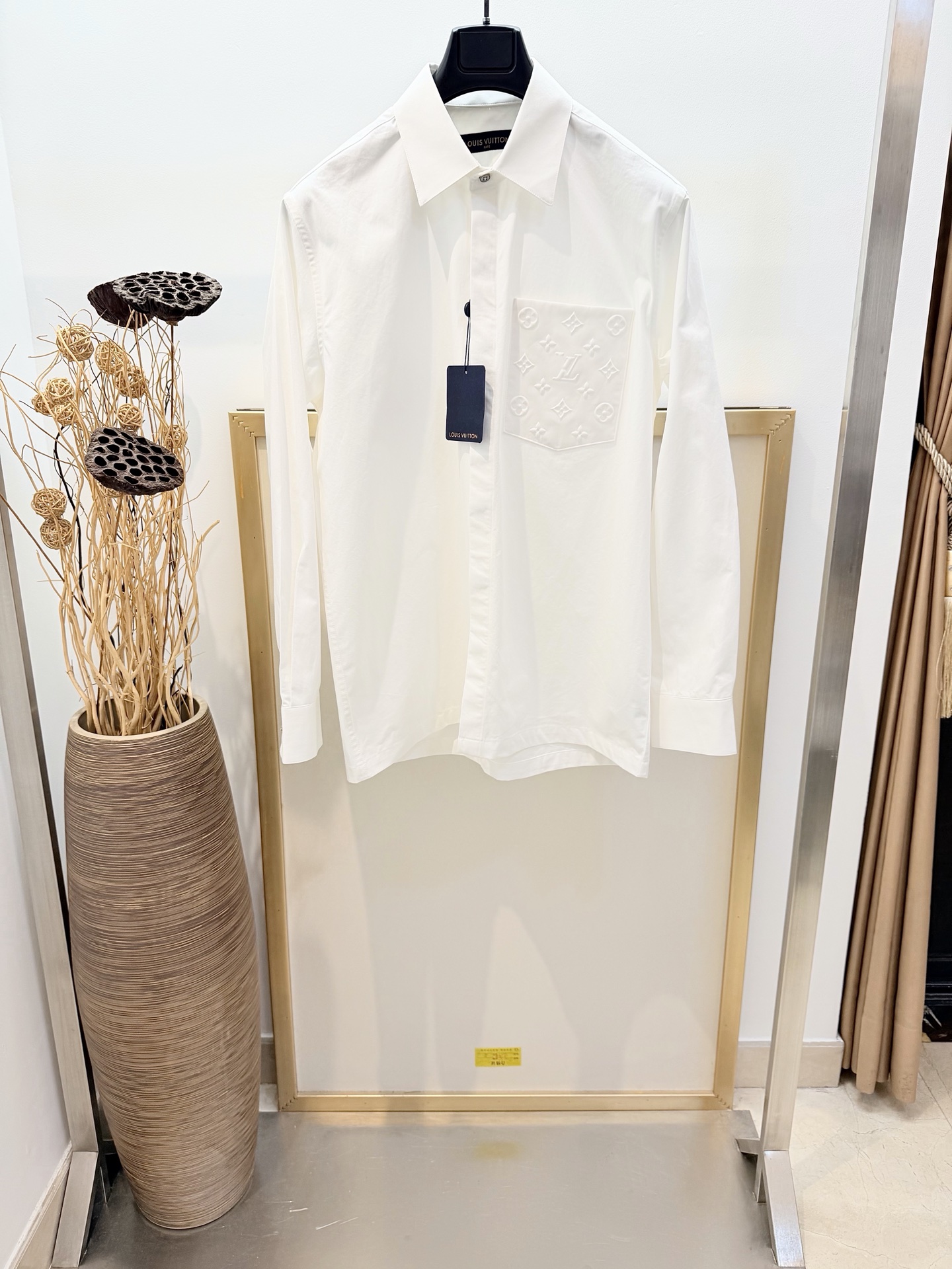 NO:660619,Size 46/48/50/52 Same style for men and women 1V Louis Vuitton 2026FW Early Spring MONOGRAM pocket long-sleeved shirt. This short-sleeved shirt is made of comfortable cotton fabric. The hidden front adds a simple style, which can inject sophisticated style into the early spring look. The classic Monogram embossing on the chest patch pocket adds an elegant touch. Made of cotton fabric, it adds a sense of sophistication to the casual look. Standard fit.  Cotton. Chest pocket with logo embossing. Hidden front placket. Pearlescent top button with metal base. Chest pocket. Washing method: Dry clean or wrapped in laundry bag. Machine wash cold, fast, machine wash on reverse side, medium heat iron. Louis Vuitton - clothing, louis vuitton, shirts, T-shirt,  19860909Size 46/48/50/52 男女同款  1V路易家2026FW早春 MONOGRAM口袋长袖衬衫.本款短袖衬衫取材棉质舒适面料,隐藏式前襟烘托简洁风范,可为早春造型注入考究格调.胸前贴袋的 Monogram 经典压纹再添优雅笔触.采用棉质面料制成,为休闲造型增添了精致感.标准版型. 棉.胸袋呈现标识压纹.隐藏式前襟.珠光顶端纽扣,配有金属底座.胸袋 洗涤方式干洗或包裹洗衣袋单独冷水快速机洗反面中温熨烫,路易威登-服装,louis vuitton,shirts,T-shirt, ,Women's clothing