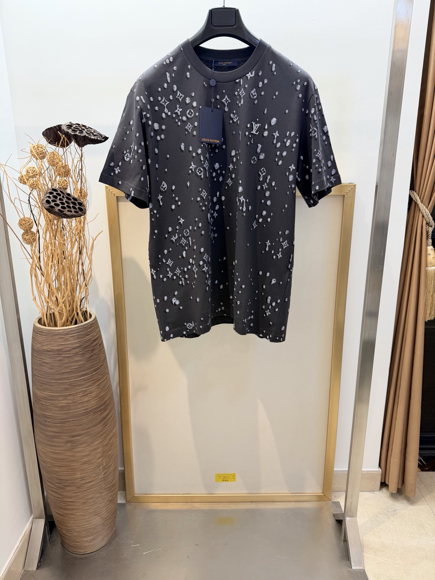 NO:662103,Size 46/48/50/52 Same style for men and women. 1V Louis family 2026 FW early spring MONOGRAM full-print 3D water drop half-sleeved T-shirt. This classic T-shirt reimagines this season’s trompe l’oeil Monogram water drop pattern. On the fine cotton knitted fabric, the Monogram logo turns into smart raindrops, and the rhinestone 1V logo on the chest shines.  Washing method: Dry clean or wrapped in laundry bag, machine wash cold, fast, iron on reverse, medium heat, Louis Vuitton - clothing, louis vuitton, tees, t-shirt,  19860909Size 46/48/50/52 男女同款  1V路易家2026FW早春 MONOGRAM 满印3D水滴半袖T恤 这款经典 T 恤焕新呈现本季的错视 Monogram 水滴图案.精细棉质针织面料上,Monogram 标识化作灵动雨滴,胸前的莱茵石1V标识熠熠生辉. 洗涤方式干洗或包裹洗衣袋单独冷水快速机洗反面中温熨烫,路易威登-服装,louis vuitton,tees，t-shirt, ,Women's clothing