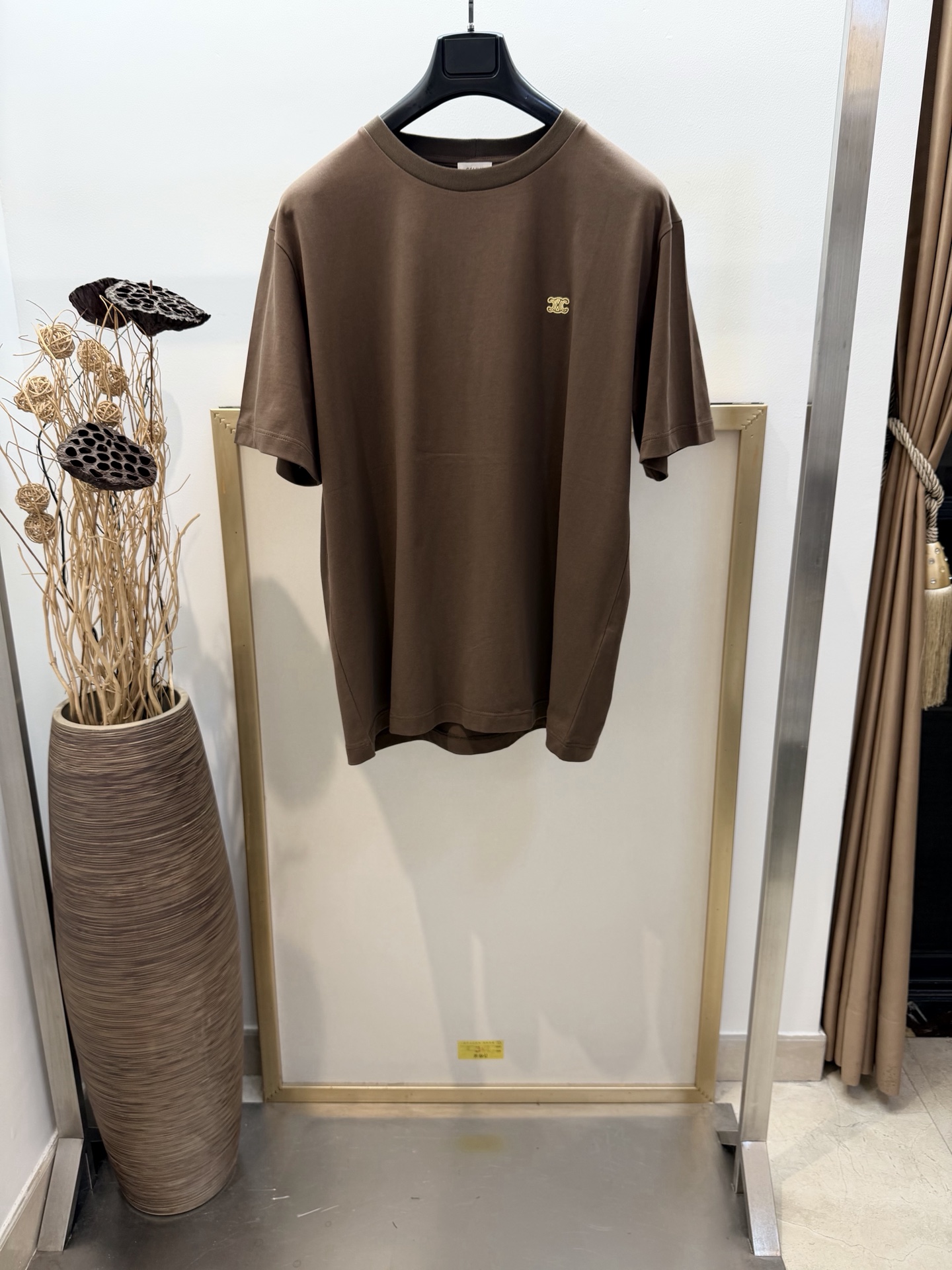 NO:777406,Sizes/m/l/xl Black/white/brown 3 colors, same style for men and women Cel*ne/race* 2026FW early spring new classic Arc de Triomphe embroidered half-sleeved T-shirt. White round neck design, precise embroidery of 'CEL*NE' Arc de Triomphe cotton TRIOMPHE embroidery on the left chest on the front, loose version, simple and stylish. High-quality cotton material, soft and comfortable, loose version, tolerant of various body types, super versatile for daily wear! It looks great with jeans or shorts, and can easily switch between casual or commuting styles. High-end simple fashion item, suitable for players who pursue quality and design. Washing method: Dry clean or wrap inside a laundry bag, wash separately and iron on the inside at medium temperature! Do not soak/wash in warm water! ,Celine-clothing,celine,shorts,jeans,tees,t-shirt,19860909Sizes/m/l/xl 黑/白/棕3两色 男女同款 Cel*ne/赛* 2026FW早春新品经典凯旋门刺绣半袖T恤.白色圆领设计,正面左胸前精密刺绣“CEL*NE ”凯旋门棉TRIOMPHE刺绣宽松版型,简约又有辦识度.高品质棉料,柔软舒适,宽松版型,包容多种身材,日常穿搭超百搭！无论配牛仔裤还是短裤都很出彩,轻松切换休闲或通勤风格.高端简约时尚单品,适合追求品质和设计感玩家 洗涤方式干洗或反面包裹洗衣袋单独洗涤后反面中温熨烫！不得浸泡/温热水洗涤！,赛琳-服装,celine,shorts,jeans,tees，t-shirt,,Women's clothing