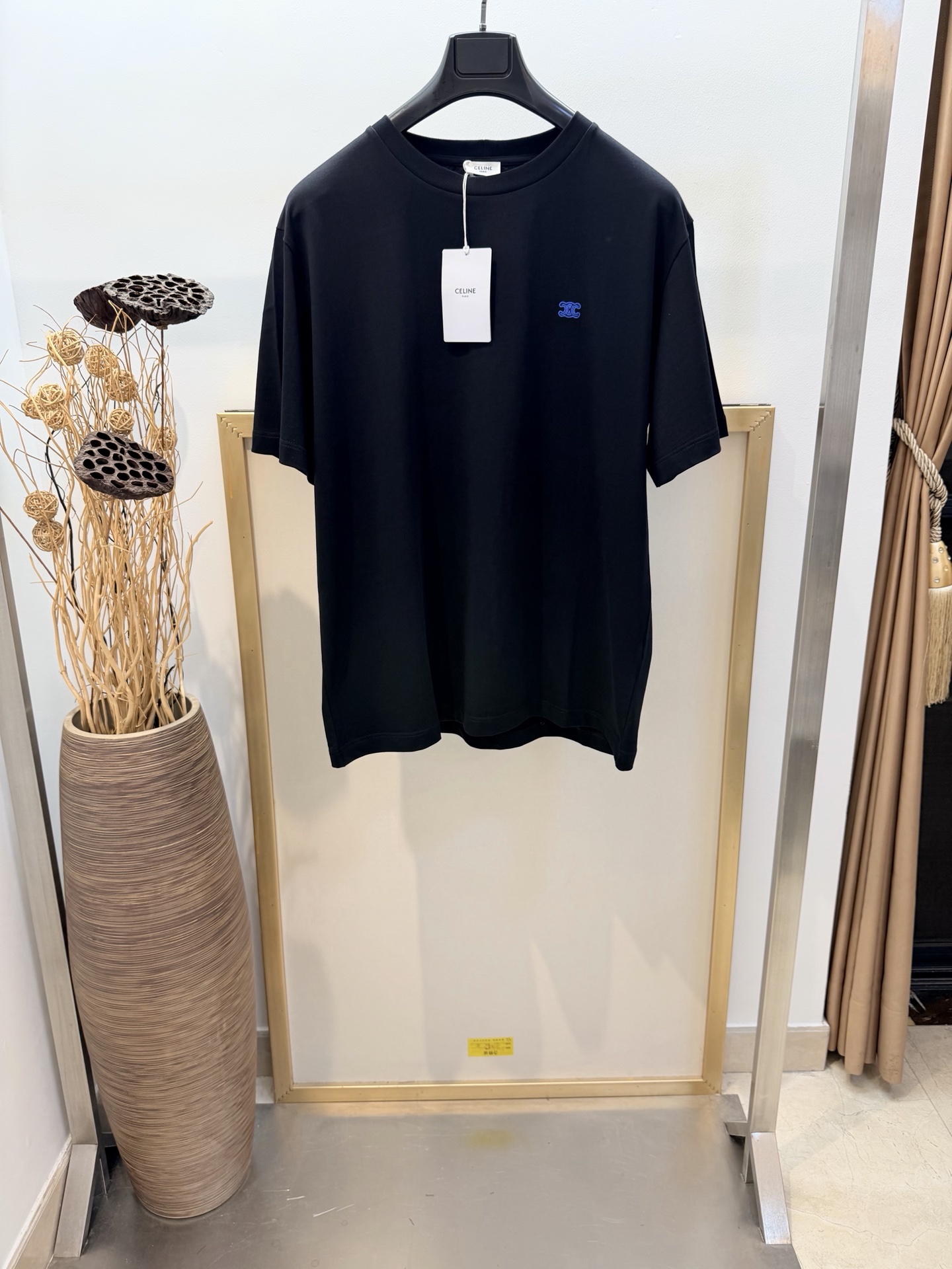 NO:662109,Sizes/m/l/xl Black/white/brown 3 colors, same style for men and women Cel*ne/race* 2026FW early spring new classic Arc de Triomphe embroidered half-sleeved T-shirt. White round neck design, precise embroidery of 'CEL*NE' Arc de Triomphe cotton TRIOMPHE embroidery on the left chest on the front, loose version, simple and stylish. High-quality cotton material, soft and comfortable, loose version, tolerant of various body types, super versatile for daily wear! It looks great with jeans or shorts, and can easily switch between casual or commuting styles. High-end simple fashion item, suitable for players who pursue quality and design. Washing method: Dry clean or wrap inside a laundry bag, wash separately and iron on the inside at medium temperature! Do not soak/wash in warm water! ,Celine-clothing,celine,shorts,jeans,tees,t-shirt, 19860909Sizes/m/l/xl 黑/白/棕3两色 男女同款 Cel*ne/赛* 2026FW早春新品经典凯旋门刺绣半袖T恤.白色圆领设计,正面左胸前精密刺绣“CEL*NE ”凯旋门棉TRIOMPHE刺绣宽松版型,简约又有辦识度.高品质棉料,柔软舒适,宽松版型,包容多种身材,日常穿搭超百搭！无论配牛仔裤还是短裤都很出彩,轻松切换休闲或通勤风格.高端简约时尚单品,适合追求品质和设计感玩家 洗涤方式干洗或反面包裹洗衣袋单独洗涤后反面中温熨烫！不得浸泡/温热水洗涤！,赛琳-服装,celine,shorts,jeans,tees，t-shirt, ,Women's clothing