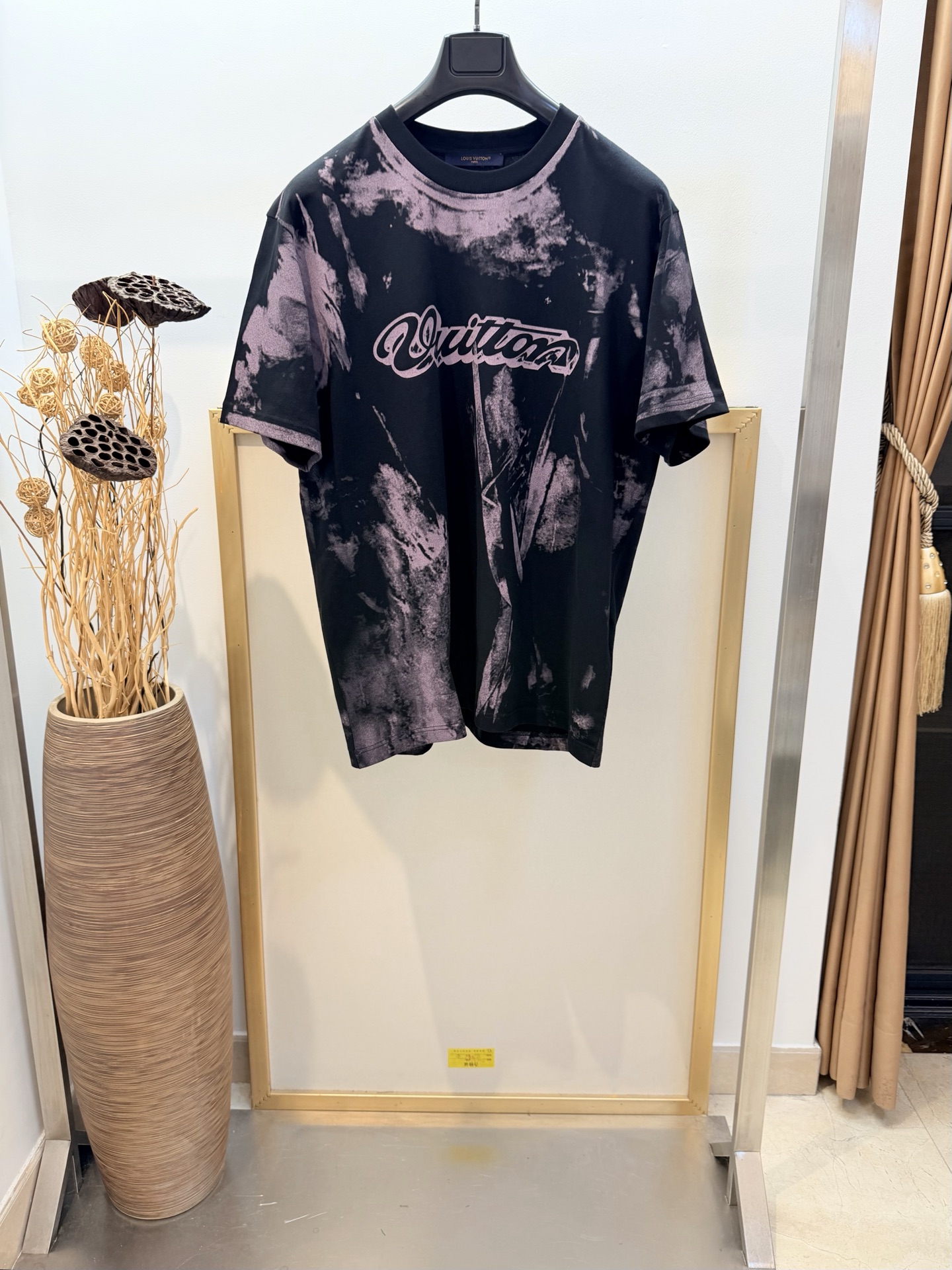 NO:662117,Size 46/48/50/52 black/brown 2 colors, same style for men and women 1V Louis family 2026 FW early spring 1V Outlaw printed T-shirt 1V 2026 spring and summer men's series Outlaw printed T-shirt, black/brown main tone + purple gradient, abstract texture is super artistic!  The word 1V is embroidered on the front, which is full of street rebellious style. High-quality cotton material, comfortable and breathable to wear, can be easily used in daily or trendy occasions. Pair it with jeans and overalls, you can easily get a fashionable look, and your personality and attitude will be directly enhanced!  Washing method: dry clean or wrapped in laundry bag, machine wash cold, fast, iron on reverse, medium heat, Louis Vuitton-clothing, louis vuitton, jeans, tees, t-shirt,  19860909Size 46/48/50/52 黑/棕2色 男女同款  1V路易家2026FW早春1V Outlaw 印花T恤1V 2026春夏男装系列Outlaw印花T恤,黑色/棕色主调+紫色渐变,抽象纹理超有艺术感！正面艺术体1V字样,街头叛逆风满满乡.高品质棉料,穿着舒适透气,日常或潮流场合都能轻松驾驭.搭配牛仔裤、工装裤,轻松get时尚造型,个性态度直接拉满！ 洗涤方式干洗或包裹洗衣袋单独冷水快速机洗反面中温熨烫,路易威登-服装,louis vuitton,jeans,tees，t-shirt, ,Women's clothing