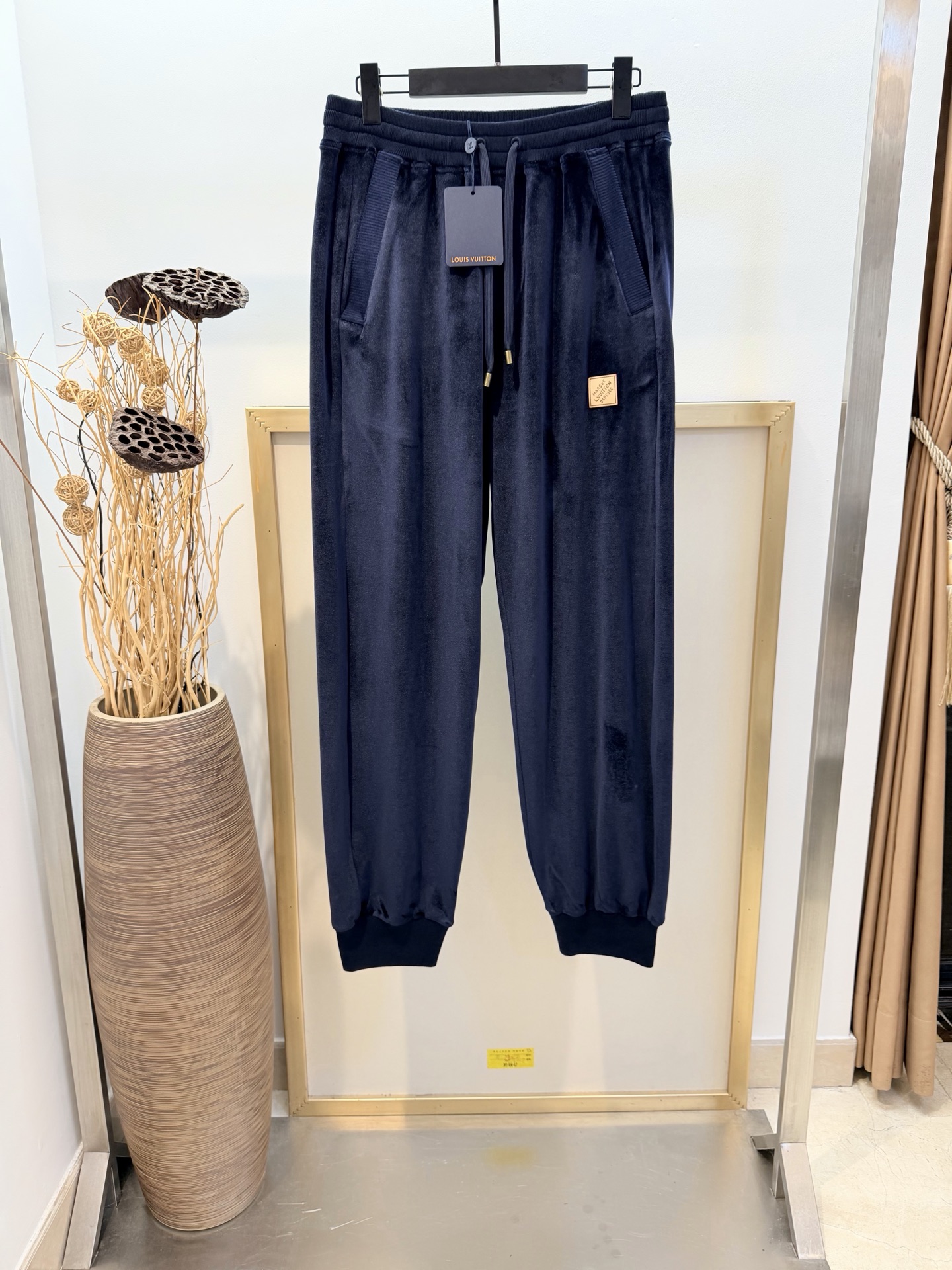 NO:676953,Size 46/48/50/52 Same style for men and women 1V Louis Vuitton 2026FW CHIC velvet jogging sweatpants. These casual sweatpants are made of velvet fabric, with pockets decorated with corduroy of the same color. The drawstring waist is equipped with a metal lariat buckle, adding a yuppie style; the left trouser leg is decorated with exquisite VVN cow leather Marque 1.Vuitton Déposée  Patch. It is recommended to match it with the same sweatshirt to create a refined casual suit. Standard fit. Ribbed drawstring waist with copper ends. Corduroy details on the pockets. VVN cow leather logo patch on the left leg. Easily get a fashionable look in early spring, and your personality will be full of personality!  Washing method: Dry clean or wrapped in laundry bag, machine wash cold, fast, iron on reverse, medium heat, Louis Vuitton - clothing, louis vuitton, cowhide,19860909Size 46/48/50/52 男女同款  1V路易家2026FW CHIC 丝绒慢跑运动裤.这款休闲运动裤采用丝绒面料,口袋饰同色灯芯绒.抽绳腰部配金属套索扣,增添雅痞格调；左裤腿饰有精致的 VVN 牛皮革 Marque 1.Vuitton Déposée 贴饰.建议搭配同款运动衫,打造精致休闲套装.标准版型.罗纹抽绳腰部,配铜饰端头.口袋处灯芯绒细节.左腿饰有 VVN 牛皮革标识贴饰.早春轻松get时尚造型,个性态度直接拉满！ 洗涤方式干洗或包裹洗衣袋单独冷水快速机洗反面中温熨烫,路易威登-服装,louis vuitton,cowhide,,Women's clothing