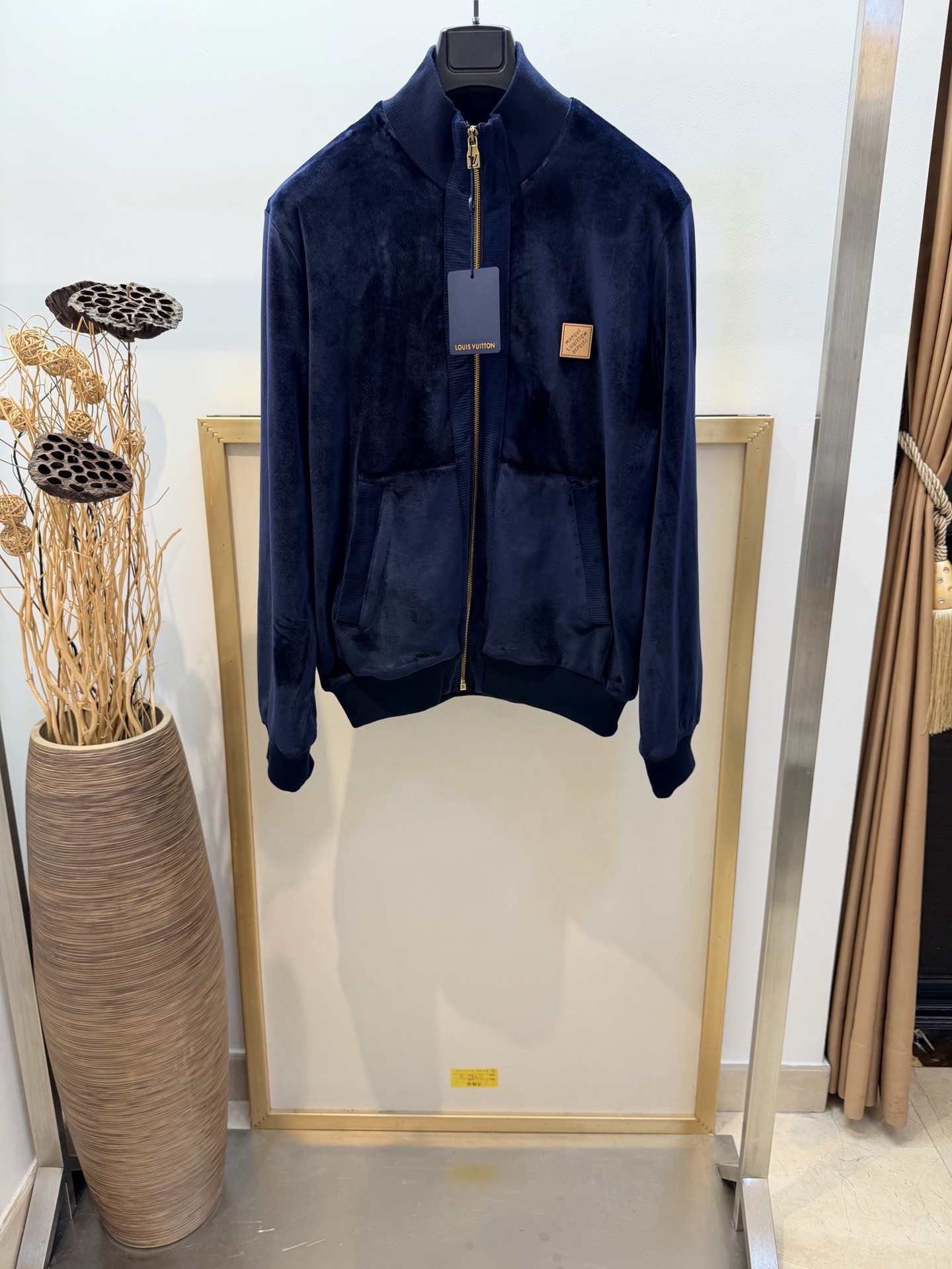 NO:676958,Size 46/48/50/52 Same style for men and women 1V Louis family 2026FW early spring white Jingting same style upper body CHIC velvet zipper sports jacket. This casual sweatshirt is made of velvet fabric, with same-color corduroy trim on the pockets and zippers, and three-dimensional 1ouis V*itton words on the back. The copper zipper puller adds a yuppie temperament, and the VVN cow leather on the chest Marque 1.Vuitton  The Déposée patch highlights the brand's identity. Can be paired with matching trousers to create a refined casual suit. Ribbed collar, cuffs and hem. Corduroy trim on zippers and pockets. Copper puller on zipper front. Kangaroo pocket. VVN calfskin logo patch on chest. Logo on back. Washing method: Dry clean or wrapped in a laundry bag. Machine wash cold separately. Iron on reverse at medium heat. Louis Vuitton - Apparel, louis vuitton, jackets  & coats,jackets & coats,cowhide,19860909Size 46/48/50/52 男女同款  1V路易家2026FW 早春白敬亭同款上身CHIC 丝绒拉链运动外套夹克. 这款休闲运动衫采用丝绒面料,口袋和拉链处点缀同色系灯芯绒饰边,后背立体 1ouis V*itton 字样.铜质拉链头增添雅痞气质,胸前的 VVN 牛皮革 Marque 1.Vuitton Déposée 贴饰则彰显品牌身份.可与同款长裤搭配,打造精致休闲套装.罗纹衣领、袖口与下摆.拉链与口袋饰有灯芯绒饰边.拉链前襟饰有铜质拉链头.袋鼠口袋.胸前 VVN 牛皮革标识贴饰.背面饰有标识 洗涤方式干洗或包裹洗衣袋单独冷水快速机洗反面中温熨烫,路易威登-服装,louis vuitton,jackets & coats,jackets & coats,cowhide,,Women's clothing