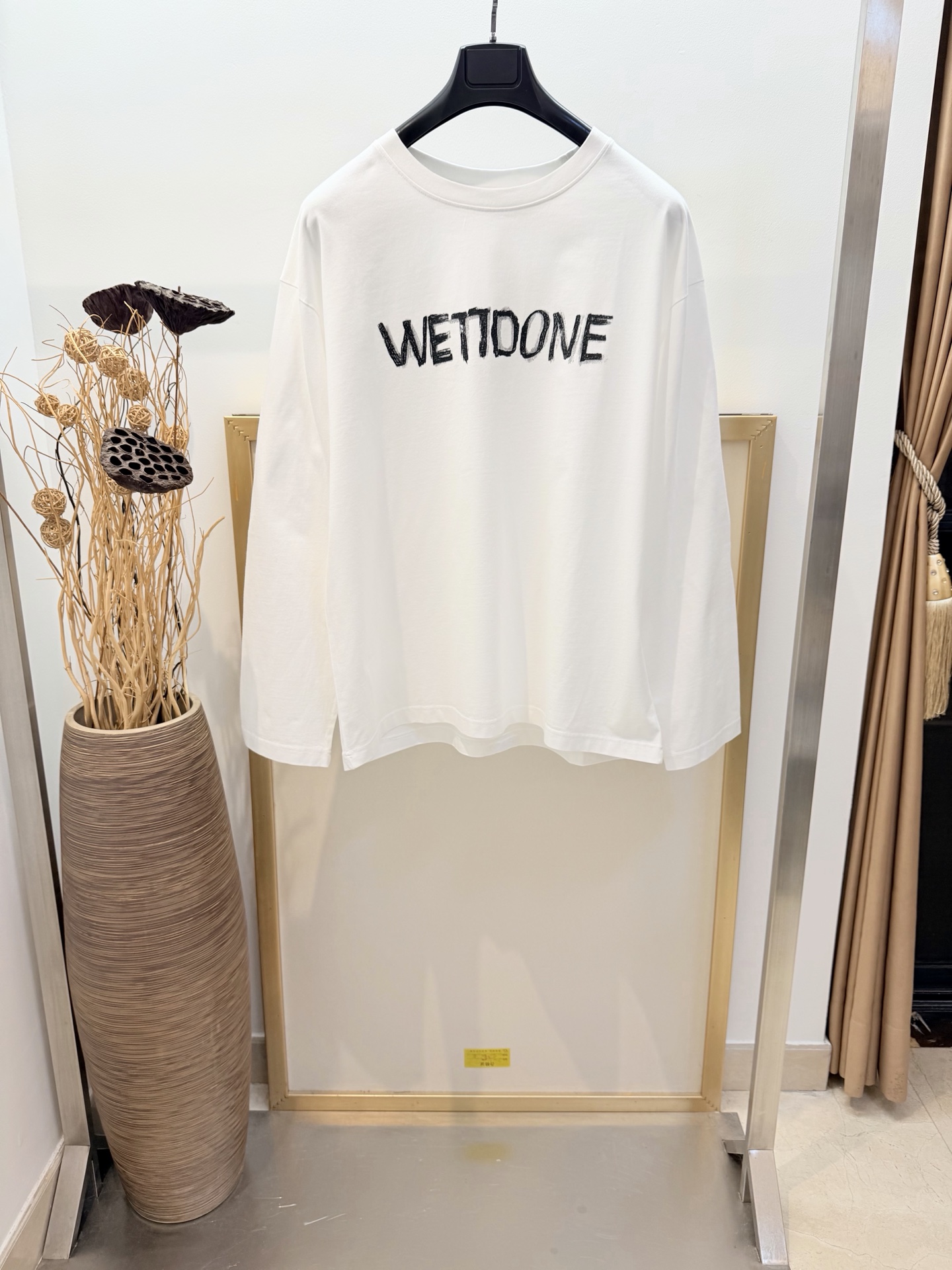 NO:676950,Sizes/m/l/xl Gray/white OS loose version, same style for men and women W*11DONE 2026SS early spring series fun hand-painted graffiti logo long-sleeved T-shirt, same style for men and women. The letters are super recognizable, and the brand logo is embroidered on the back hem!  Another stamp of blessing!  Simple and versatile!  The cotton fabric is soft and comfortable, with a loose fit and round neck design. It is very versatile for daily casual wear. It is OK whether worn alone or as an inner layer. In spring and autumn, it can be casually paired with jeans, casual pants or sneakers to easily get a street feel and comfortable style!  Washing method Dry clean or wrap inside laundry bag for quick machine wash in cold water!  !  Do not machine wash front side soak/warm water!  ,men's and women's clothing,sneakers,jeans,tees,t-shirt,19860909Sizes/m/l/xl 灰/白两色 OS宽松版 男女同款 W*11DONE 2026SS早春系列趣味手绘涂鸦Logo长袖T恤 男女同款.字母超有辨识度,后幅下摆刺绣品牌logo！又有胶章加持！简约又百搭！棉质面料柔软舒适,宽松版型+圆领设计,日常休闲穿搭超百搭,无论单穿还是内搭都很OK.春秋季节随便搭配牛仔裤、休闲裤或运动鞋,轻松get街头感,舒适型格！ 洗涤方式干洗或反面包裹洗衣袋冷水快速机洗！！不得正面机洗浸泡/温热水洗涤！,男装女装,sneakers,jeans,tees，t-shirt,,Women's clothing