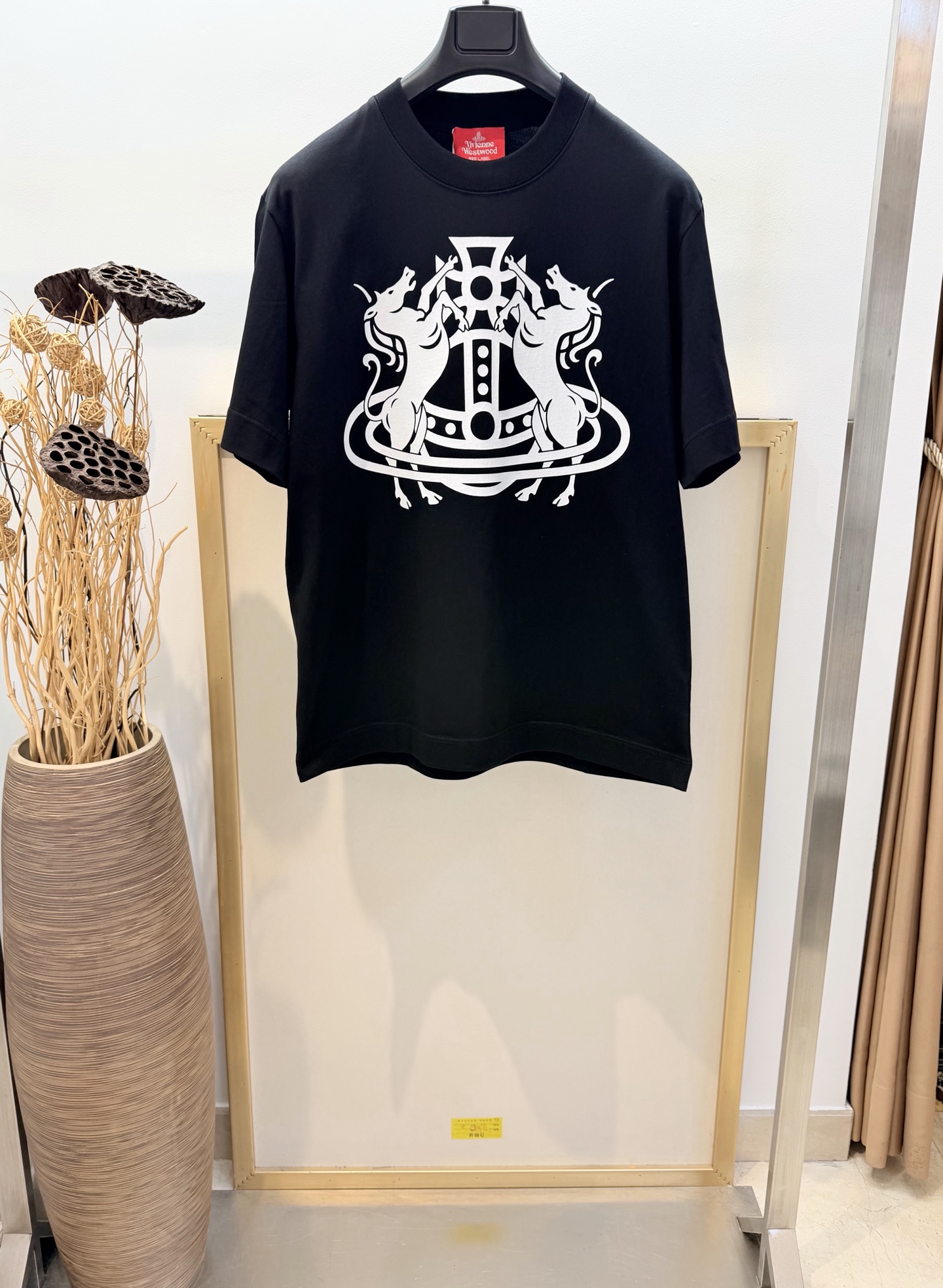 NO:677181,Sizes/m/l/xl black/white, same style for men and women. Vi*ienne We*twood/Western Queen Mother Year of the Horse New Year limited T-shirt. The red double horse logo on the front is super eye-catching, which means good luck and strength in the new year. The loose fit is comfortable and easy to wear, and it is great for daily matching or jeans. The zodiac limited series is very popular every year and has full collection value. Wearing it in the New Year will directly boost your aura!  The loose fit is very flattering to your figure~ Washing method: Dry clean or wrap inside a laundry bag for quick machine wash in cold water!  ,men's and women's clothing,jeans,tees,t-shirt,19860909Sizes/m/l/xl 黑/白两色 男女同款 Vi*ienne We*twood/西太后马年贺岁限定T恤,正面红色双马Logo超吸睛,寓意新年好运和力量.宽松版型,舒适好穿,日常搭配或牛仔裤都很出彩.生肖限定系列每年超火,收藏价值满满,新年穿它气场直接拉满！宽松的版型很好的修饰身材~ 洗涤方式干洗或反面包裹洗衣袋冷水快速机洗！,男装女装,jeans,tees，t-shirt,,Women's clothing