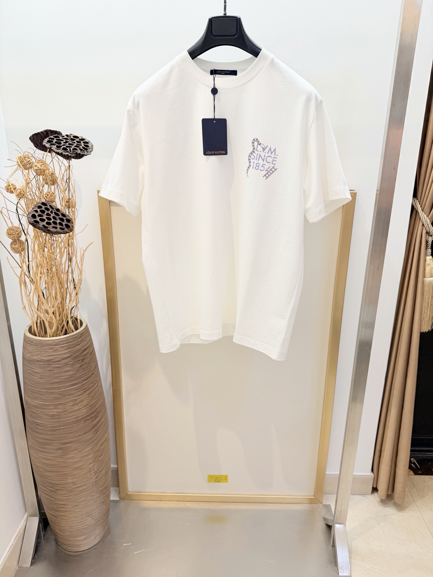 NO:677176,Size 46/48/50/52 Same style for men and women 1V Louis Vuitton 2026FW Early Spring New Year limited edition front and rear printed half-sleeved T-shirt Cotton Washing method Dry cleaning or wrapped in a laundry bag Separate cold water fast machine wash Reverse medium temperature ironing, Louis Vuitton-clothing, louis vuitton, tees, t-shirt,19860909Size 46/48/50/52 男女同款  1V路易家2026FW 早春新年限定版前后幅印花半袖T恤 棉质 洗涤方式干洗或包裹洗衣袋单独冷水快速机洗反面中温熨烫,路易威登-服装,louis vuitton,tees，t-shirt,,Women's clothing