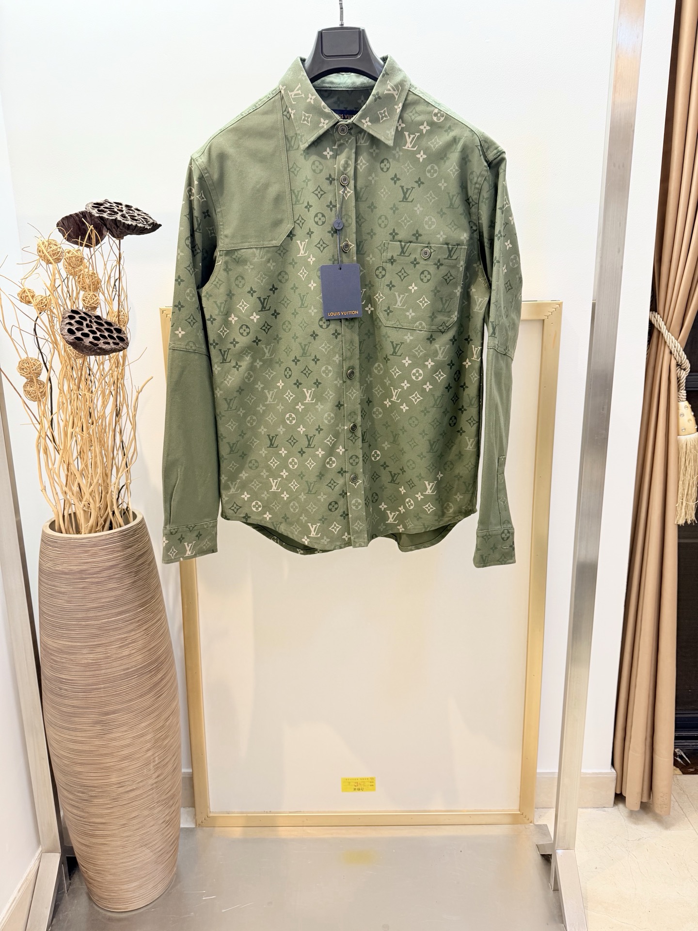 NO:720585,The highest version on the market, the girl inspects the goods, trims the three marks on the threads, and delivers the goods. You can post pictures and take videos. If you want quality and service, please add me on WeChat. We will not accept urgent orders. Size s/m/l/xl Same style for men and women. 1V Louis JJ Lin's same style MONOGRAM moss green work jacket style shirt. This work jacket style shirt is made of cotton canvas Monogram Surplus  The print is laid on it. The plain inlays on the sleeves and right shoulder collide with each other to create a unique splicing effect. The Marque 1.Vuitton Déposée leather patch on the back highlights the brand identity. It can be layered with other items in the same series. Cotton. Spliced structure, plain canvas inlays on the shoulders and sleeves. All-over logo printing. Washing method is dry cleaning only, Louis Vuitton-clothing, louis vuitton, jackets & coats, shirts,19860909市面最高版本小妹验货、修剪线头上三标、发货可发图及拍视频,要品质要服务的加我微信,不接急单. Size s/m/l/xl 男女同款  1V路易家林俊杰同款MONOGRAM 藓苔绿工装夹克式衬衫本款工装夹克式衬衫选用棉质帆布Monogram Surplus 印花铺陈其上.衣袖与右肩的素色嵌饰碰撞出别致的拼接效果.背部的 Marque 1.Vuitton Déposée 皮革贴饰彰显品牌身份.可与同系列其他单品叠搭. 棉.拼接结构,肩部与衣袖饰有素色帆布嵌饰.全幅标识印花  洗涤方式仅限干洗,路易威登-服装,louis vuitton,jackets & coats,shirts,,Women's clothing