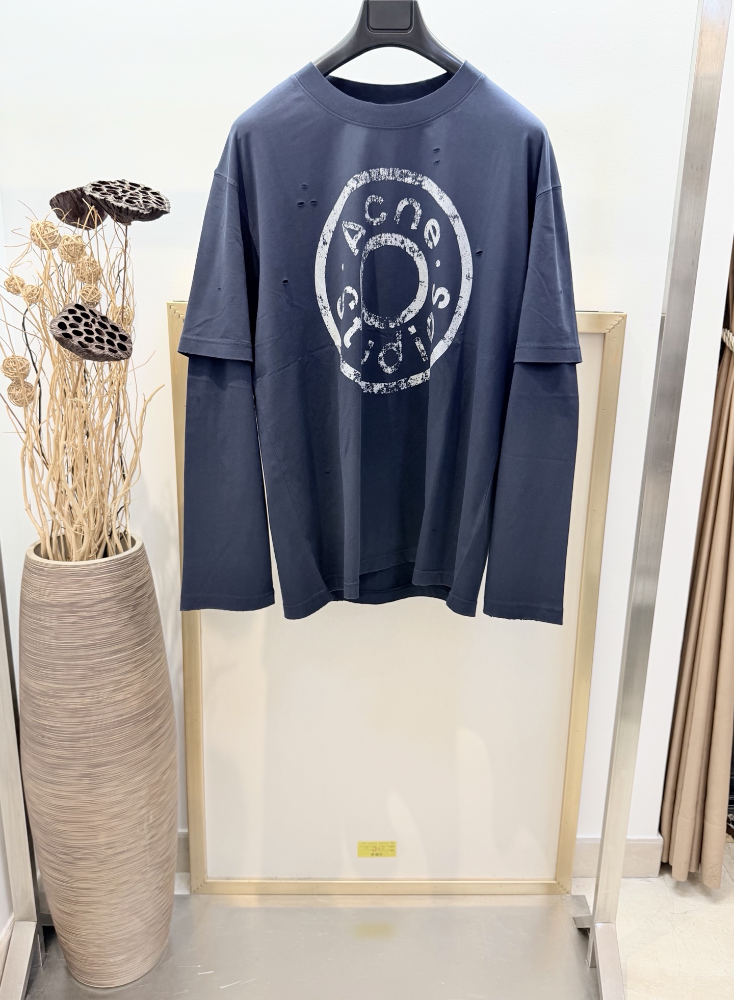 NO:688993,Sizes/m/l/xl Unisex AC*E.26SS Early Spring Ac*e Studios fake two-piece long-sleeved T-shirt. Ac*e Studios fake two-piece long-sleeved T-shirt, dark blue main tone + circular logo on the chest, washed and distressed hole design!  The cotton fabric is soft and comfortable, and the OS wide and loose fit can be easily controlled by both men and women. The layering effect is perfect. The fake two-piece design is both practical and fashionable. It can be easily held in daily casual and street style. It is a must-have item for fashion!  Ac*e Studios 1996 logo pattern, neutral style, casual fit, casual and versatile, very comfortable on the upper body, especially suitable for people like me who like to wear comfortably. In terms of art, I am absolutely at the top. Simple art has always been at the top of European trends. Washing method: Dry clean or wrap it inside a laundry bag and machine wash in cold water separately!  ,men's clothing,dior,tees,t-shirt,19860909Sizes/m/l/xl 男女同款 AC*E.26SS早春 Ac*e Studios 假两件长袖T恤.Ac*e Studios这款假两件长袖T恤,深蓝色主调+胸前圆形徽标,洗水做旧破洞设计！棉质面料柔软舒适,OS阔版宽松版型,男女都能轻松驾驭,叠穿层次感满分.假两件设计兼具实用与时尚,日常休闲、街头风都能轻松hold住,潮流必备单品！ Ac*e Studios 1996 徽标图案中性风格,休闲版型 休闲百搭的一款 上身很舒适 特别适合我这种喜欢舒适穿着 论艺术绝对玩到顶尖 简约艺术始终走在欧洲潮流顶端 洗涤方式干洗或反面包裹洗衣袋单独冷水快速机洗！,男装,dior,tees，t-shirt,,Women's clothing