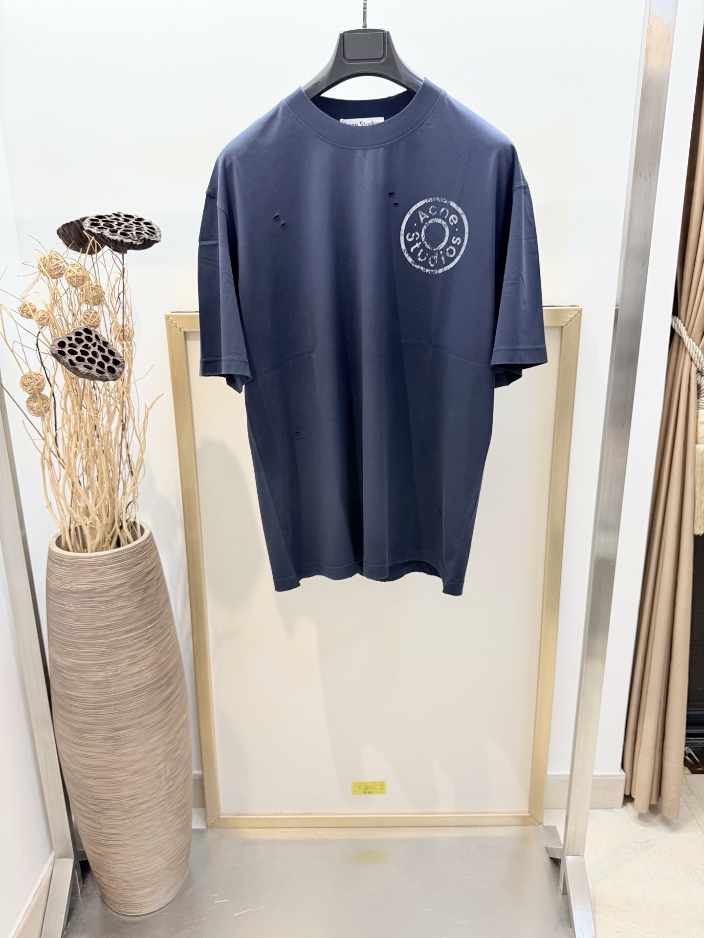 NO:688989,Sizes/m/l/xl Unisex AC*E.26SS Early Spring Ac*e Studios distressed logo half-sleeved T-shirt. Dark blue main tone + round logo on the chest, washed and distressed hole design!  The cotton fabric is soft and comfortable, and the loose fit can be easily controlled by both men and women. It is both practical and fashionable. It can be easily held in daily casual and street style. It is a must-have item for fashion!  Ac*e Studios 1996 logo pattern, neutral style, casual fit, casual and versatile, very comfortable on the upper body, especially suitable for people like me who like to wear comfortably. In terms of art, I am absolutely at the top. Simple art has always been at the top of European trends. Washing method: Dry clean or wrap it inside a laundry bag and machine wash in cold water separately!  ,women's clothing,dior,tees,t-shirt,19860909Sizes/m/l/xl 男女同款 AC*E.26SS早春 Ac*e Studios 残旧徽标半袖T恤.深蓝色主调+胸前圆形徽标,洗水做旧破洞设计！棉质面料柔软舒适,宽松版型,男女都能轻松驾驭,兼具实用与时尚,日常休闲、街头风都能轻松hold住,潮流必备单品！ Ac*e Studios 1996 徽标图案中性风格,休闲版型 休闲百搭的一款 上身很舒适 特别适合我这种喜欢舒适穿着 论艺术绝对玩到顶尖 简约艺术始终走在欧洲潮流顶端 洗涤方式干洗或反面包裹洗衣袋单独冷水快速机洗！,女装,dior,tees，t-shirt,,Women's clothing