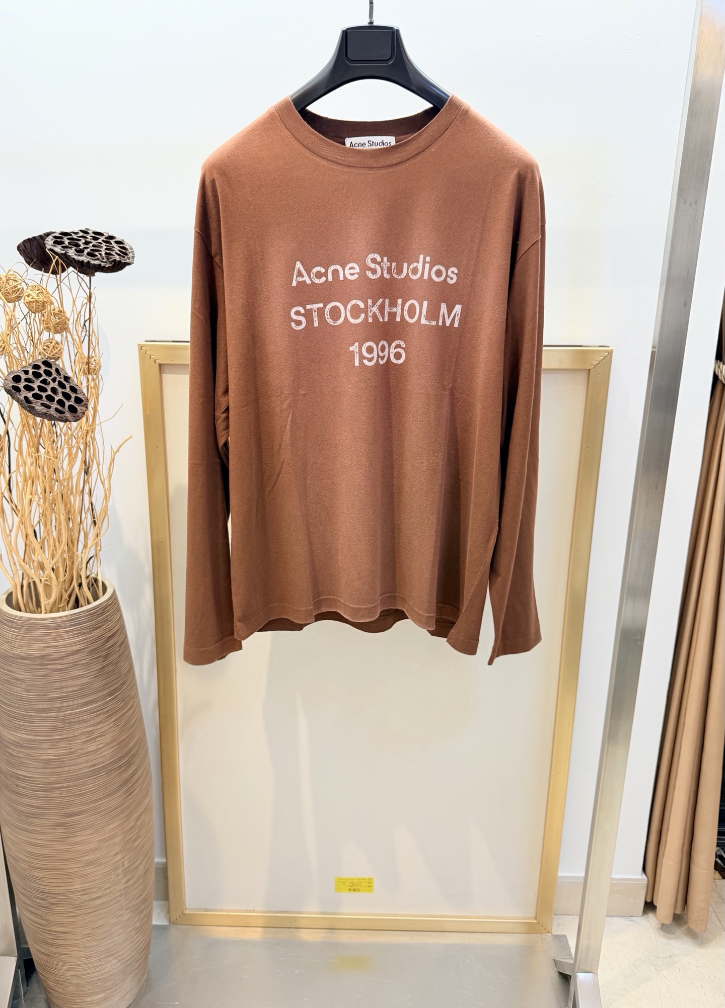 NO:688991,Sizes/m/l/xl Unisex AC*E.26SS early spring series long-sleeved T-shirt, retro brown with a great autumn and winter atmosphere!  Made of soft cotton and linen fabric, it is comfortable to wear and skin-friendly. The loose fit is not flattering on your body shape. It is suitable for wearing alone or as an inner layer. The 'Acne Studios STOCKHOLM 1996' letters are printed on the chest, and the distressed treatment has a retro feel. It looks great with jeans and jackets, and can be easily used for commuting and leisure!  The cotton and linen fabrics are soft and comfortable, and the loose fit can be easily controlled by both men and women. It is both practical and fashionable. It can be easily held in daily casual and street style. It is a must-have item for fashion!  Ac*e Studios 1996 logo pattern, neutral style, casual fit, casual and versatile, very comfortable on the upper body, especially suitable for people like me who like to wear comfortably. In terms of art, I am absolutely at the top. Simple art has always been at the top of European trends. Washing method: Dry clean or wrap it inside a laundry bag and machine wash in cold water separately!  ,men's clothing,acne studios,dior,jeans,jackets & coats,tees,t-shirt,19860909Sizes/m/l/xl 男女同款 AC*E.26SS早春系列长袖T恤,复古棕色超有秋冬氛围感！柔软棉麻质面料,穿着舒适亲肤,宽松版型不挑身材,单穿or内搭都很OK.胸前“Acne Studios STOCKHOLM 1996”字母印花,做旧处理超有复古感,搭牛仔裤、外套都很出片,通勤休闲都能轻松驾驭！棉麻面料柔软舒适,宽松版型,男女都能轻松驾驭,兼具实用与时尚,日常休闲、街头风都能轻松hold住,潮流必备单品！ Ac*e Studios 1996 徽标图案中性风格,休闲版型 休闲百搭的一款 上身很舒适 特别适合我这种喜欢舒适穿着 论艺术绝对玩到顶尖 简约艺术始终走在欧洲潮流顶端 洗涤方式干洗或反面包裹洗衣袋单独冷水快速机洗！,男装,acne studios,dior,jeans,jackets & coats,tees，t-shirt,,Women's clothing