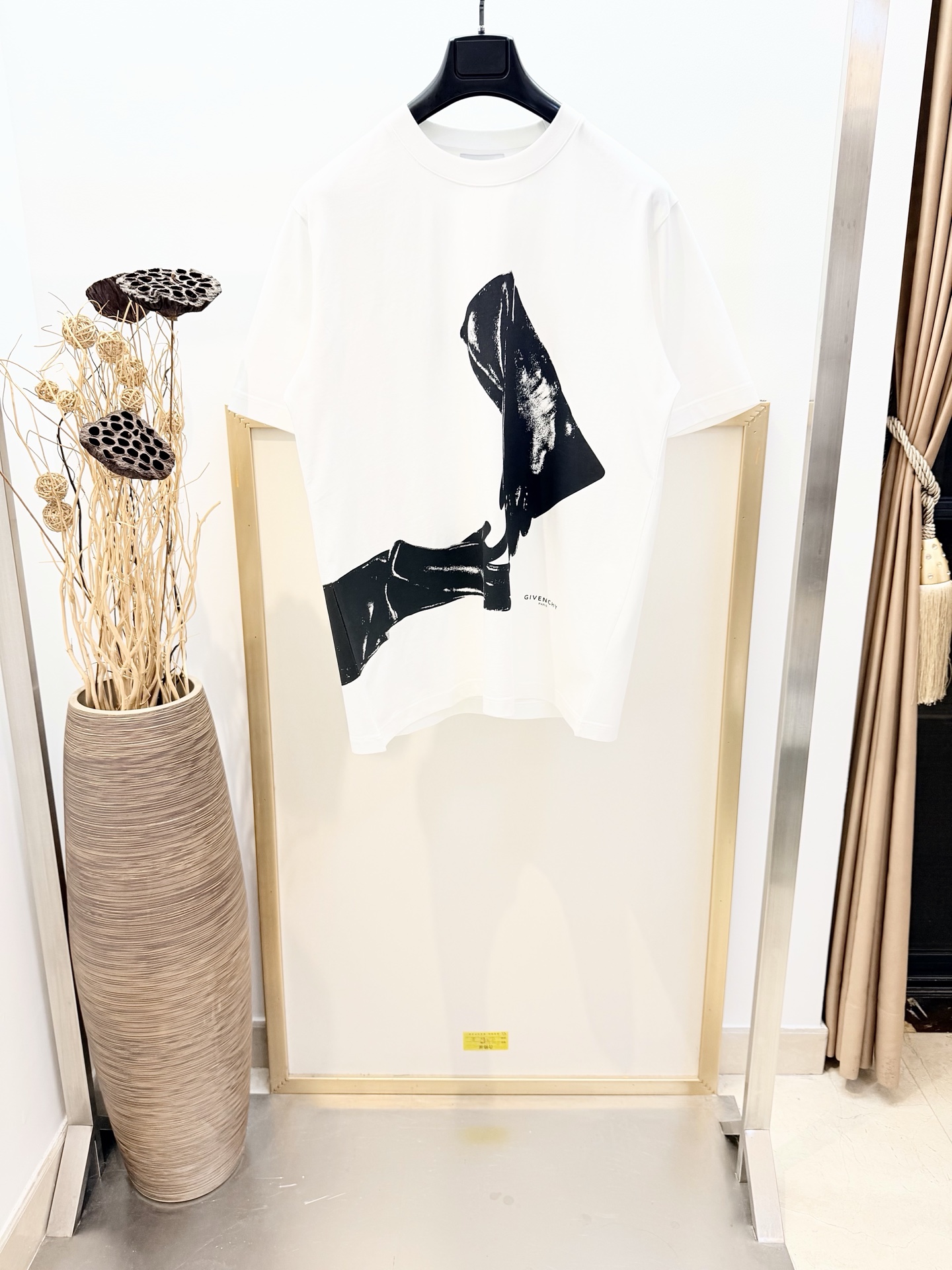 NO:688988,Sizes/m/l/xl Black/White Two Colors Unisex GI*ENCHY/Ji*Xi GVC 2026SS Early Spring Series The surreal print of the handprint accessories is Sarah Burton’s extraordinary cultural reference. The front is decorated with an artistic pattern glove print. The front is decorated with a small GIVEN*HY Paris LOGO print. Cotton half-sleeved T-shirt. The pure cotton upper body is very nice!  !  It’s very comfortable whether worn alone or as a base layer!  Washing method: Wrap laundry bag inside out, machine wash quickly in cold water, dry naturally, Givenchy-clothing, burberry, givenchy, givenchy, tees, t-shirt, gloves,19860909Sizes/m/l/xl 黑/白 两色 男女同款 GI*ENCHY/纪*希 GVC 2026SS早春系列手印配饰的超现实主义印花是Sarah Burton非凡没汁的文化参照.正面饰以艺术图案手套印花.正面饰以小号GIVEN*HY Paris LOGO印花.棉质半袖T恤 纯棉上身非常Nice！！无论单穿还是打底都很舒服！ 洗涤方式反面包裹洗衣袋冷水快速机洗 自然晾干,纪梵希-服装,burberry,givenchy,givenchy,tees，t-shirt,gloves,,Women's clothing