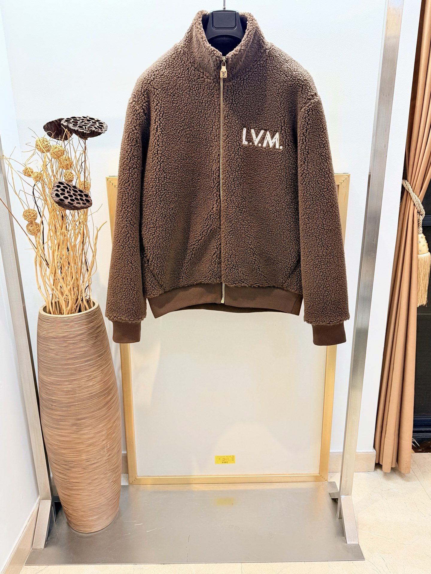 NO:688983,Size 46/48/50/52 Unisex 1V Louis Vuitton 26SS Early Spring This comfortable lambswool Teddy suede tunic jacket is an all-season jacket, especially suitable for cooler weather. It adopts the dark brown color scheme of the 2026 spring and summer series and can be easily matched with other colors. The seasonal limited logo enhances the classic texture, with contrasting 1.V.M. letter embroidery on the left chest and an overall incomplete embroidery on the back 1V  The monogram pattern adds highlights to the design. Wash gentle dry cleaning,Louis Vuitton-clothing,louis vuitton,jackets & coats,jackets & coats,19860909Size 46/48/50/52 男女同款  1V路易家26SS早春 本款舒适的羊羔毛泰迪绒面束腰夹克是四季皆宜的外套,尤其适合微凉天气.采用 2026 年春夏系列深棕配色,可轻松搭配其他色彩. 季节限定标识提升经典质感,左胸饰有撞色 1.V.M.字母刺绣,后背则缀以整体残缺刺绣 1V 字母图案,为设计增添亮点. 洗涤方式缓和干洗,路易威登-服装,louis vuitton,jackets & coats,jackets & coats,,Women's clothing