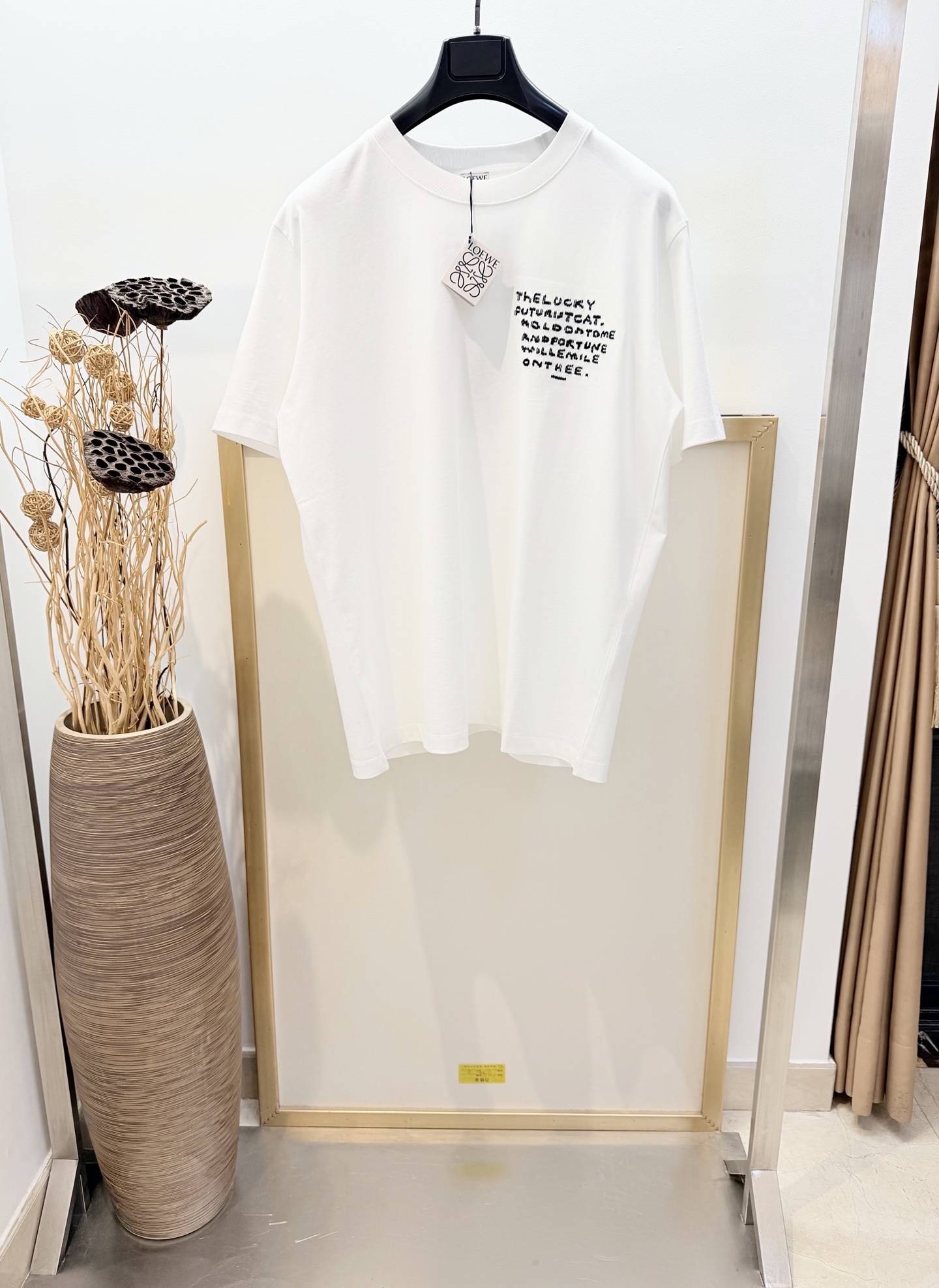 NO:744020,Sizes/m/l/xl black/white/grey 3 colors, same style for men and women. L*EWE/Luo*wei 2026FW early spring series lightweight cotton loose-fitting half-sleeved T-shirt, decorated with Lucky Cat and Anagram embroidery on the chest. The T-shirt is inspired by Louis Wain's 'Futurist Cats' ceramic vase series. Half-sleeved T-shirt. The most versatile style!  It goes well with leggings... It is recommended to wrap it inside a laundry bag and machine wash it quickly in cold water or dry clean it!  Avoid soaking in warm water/rubbing with hands, Loewe-clothing, louis vuitton, loewe, tees, t-shirt,19860909Sizes/m/l/xl黑/白/灰3色 男女同款 L*EWE/罗*威2026FW早春系列轻盈棉质 宽松版型半袖T 恤,胸前饰有 Lucky Cat 和 Anagram 刺绣.T 恤灵感源自 Louis Wain 的 “Futurist Cats” 陶瓷花瓶系列.半袖T恤 .最百搭的款式！搭配leggings穿也妥妥哒…… 洗涤方式建议反面包裹洗衣袋冷水快速机洗或干洗！忌温热水浸泡/手搓,罗意威-服装,louis vuitton,loewe,tees，t-shirt,,Women's clothing