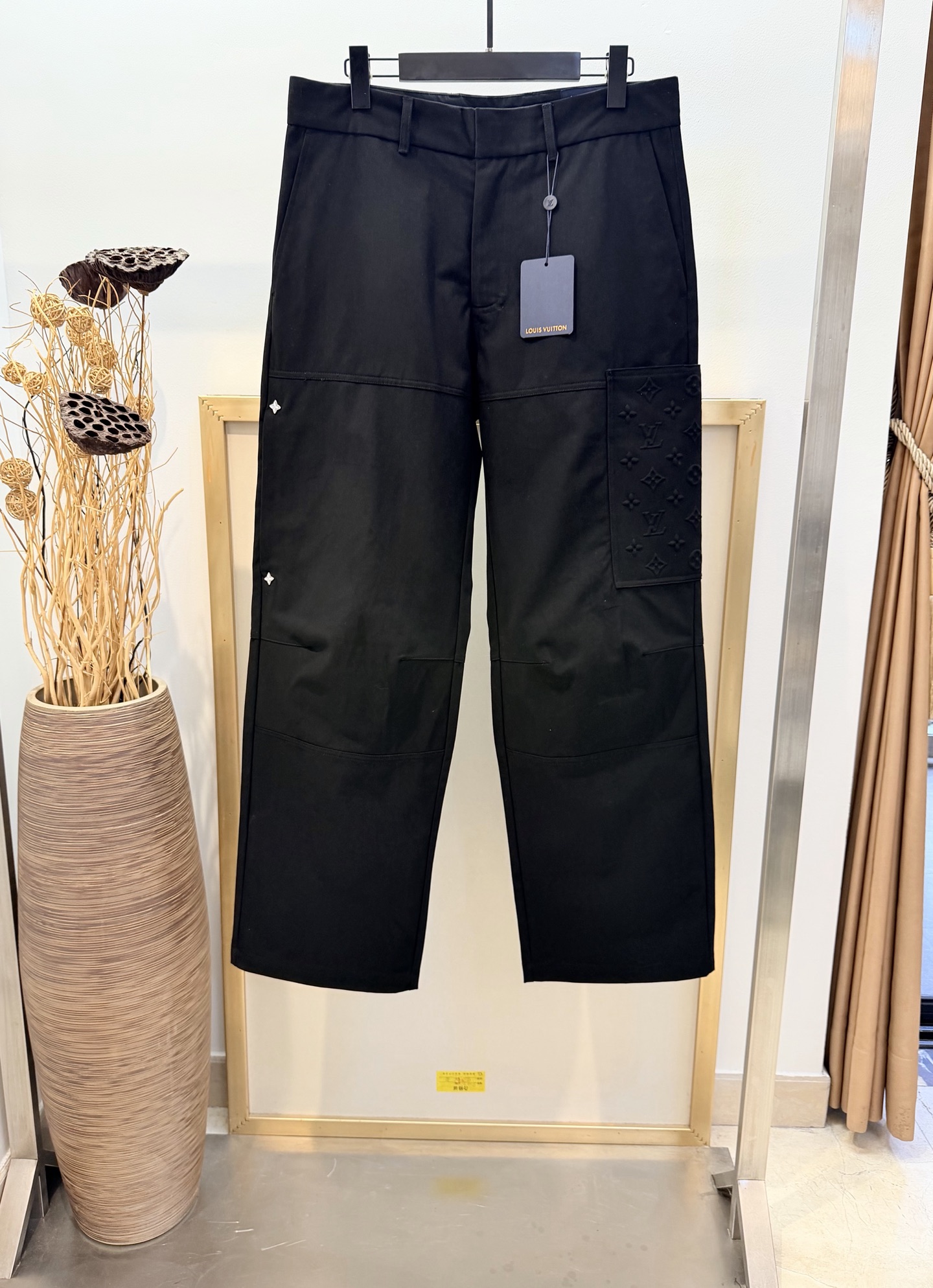 NO:710994,Size 30/32/34/36 Same style for men and women 1V Louis Vuitton 26SS Early Spring This elegant work trousers, blended twill fabric creates a casual silhouette, which cleverly combines casual style with luxurious texture. The loose workwear silhouette is made of cotton blended fabric, which feels warm and soft. There is a decorative four-leaf clover velvet zipper pocket on the right leg, and a Monogram on the left leg  The embossed pockets add brand imprint. As a wardrobe staple for all seasons, it can be easily matched with all kinds of plain or printed clothing. Washing method is gentle and dry cleaning, Louis Vuitton-clothing, louis vuitton,19860909Size 30/32/34/36 男女同款  1V路易家26SS早春 本款雅致的工装裤,混纺斜纹布塑就休闲廓形将休闲风格与奢华质感巧妙结合.宽松的工装廓形,采用棉料混纺面料,触感温暖而柔软.右腿有装饰四叶草柳丁拉锁口袋,左腿的 Monogram 压纹口袋增添品牌印记.作为衣橱四季常备单品,可轻松与各式素色或印花服饰相配. 洗涤方式缓和干洗,路易威登-服装,louis vuitton,,Women's clothing