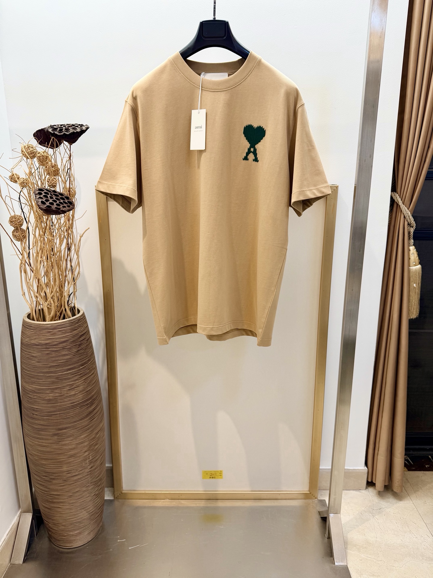 NO:710953,Sizes/m/l/xl Khaki/Off-white Unisex style A*I/Amy 2026FW Year of the Horse limited edition mosaic wool embroidery/AMI embroidery of the same color on the back Loose version cotton half-sleeved T-shirt Washing method Pure cotton products please wrap the laundry bag on the reverse side for quick machine wash in cold water!  !  Do not soak/wash in warm water!  ,men's and women's clothing,amiri,tees,t-shirt,19860909Sizes/m/l/xl 卡其/米白 男女同款 A*I/艾米 2026FW马年限定款马赛克毛线绣 /后背同色AMI刺绣 宽松版棉质半袖T恤 洗涤方式纯棉制品请反面包裹洗衣袋冷水快速机洗！！不得浸泡/温热水洗涤！,男装女装,amiri,tees，t-shirt,,Women's clothing