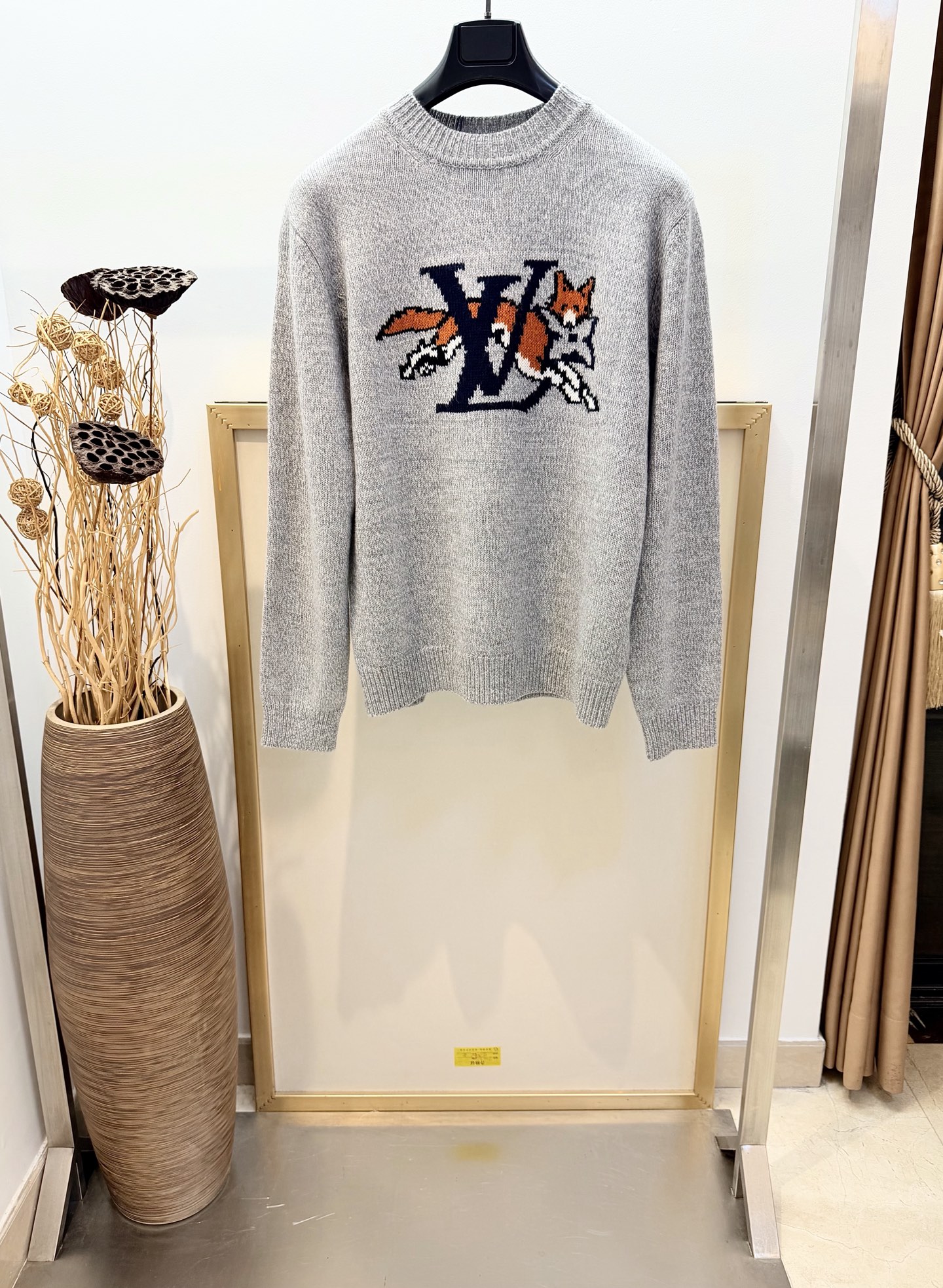 NO:710989,Size 46/48/50/52 Unisex 1V Louis Vuitton 2026FW Early Spring Coarse Knitted Sheep Wool Cashmere Crewneck This long-sleeved coarse knitted crewneck is decorated with an intarsia-inspired pattern that includes large 1V letters and a leaping fox holding a Monogram flower in its mouth. Made of light-colored sheep wool and cashmere blended yarn, decorated with VVN cow leather on the back Marque 1.Vuitton  Déposée patch. Warm and comfortable, slightly loose fit design. Dry cleaning only, Louis Vuitton-clothing, louis vuitton, cowhide,19860909Size 46/48/50/52码 男女同款  1V路易家 2026FW早春 粗针织绵羊毛山羊绒圆领衫 这款长袖粗针织圆领衫,饰有灵感源自嵌花图案,图案中包含大号 1V 字母和一只衔着 Monogram 花卉的跃动狐狸.采用浅色绵羊毛与山羊绒混纺纱线制成,背面饰有 VVN 牛皮革 Marque 1.Vuitton Déposée 贴饰.温暖舒适略宽松版型设计 仅限干洗,路易威登-服装,louis vuitton,cowhide,,Women's clothing