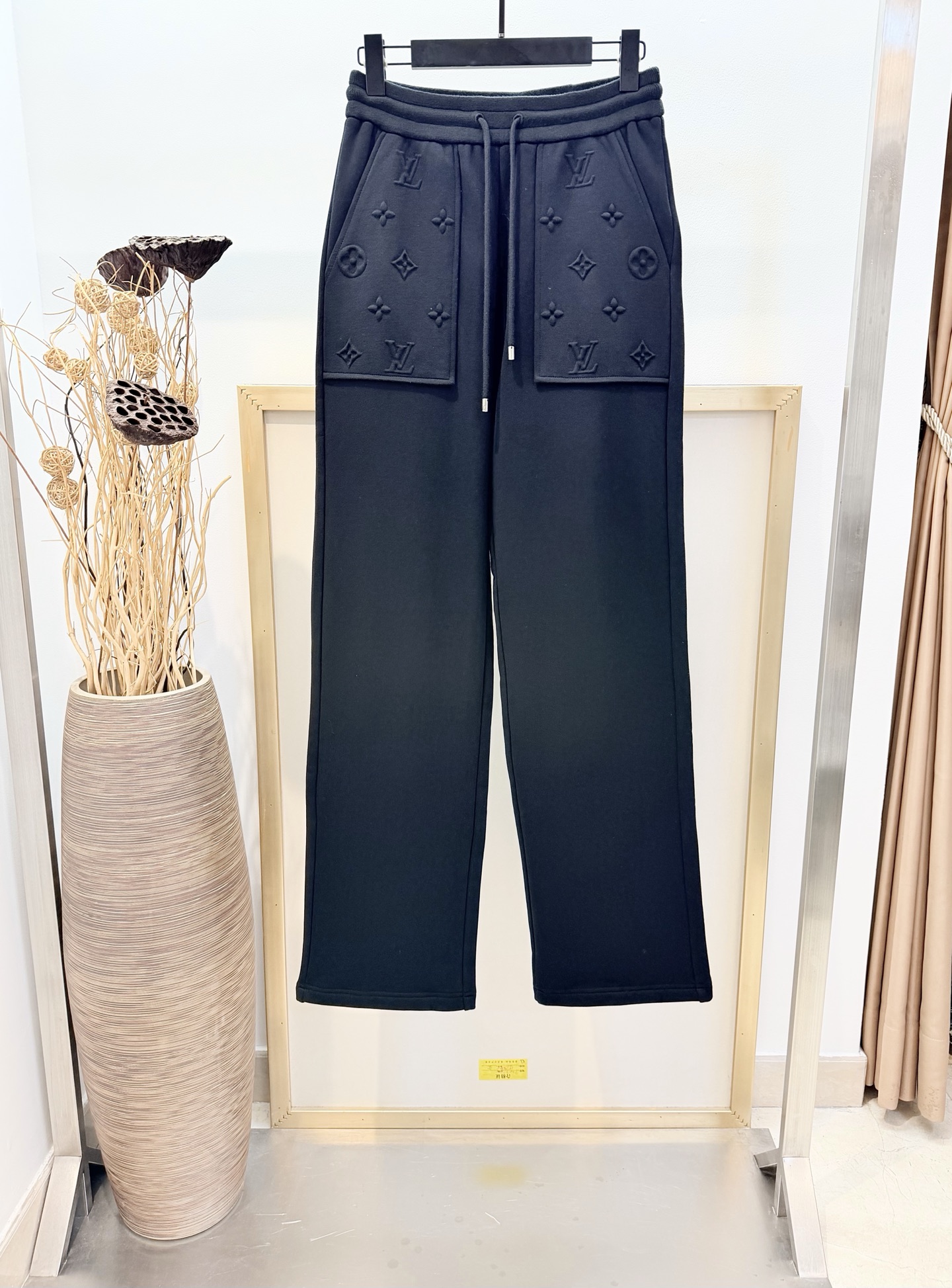 NO:720613,The highest version on the market, the girl inspects the goods, trims the three marks on the threads, and delivers the goods. You can post pictures and take videos. If you want quality and service, add me on WeChat. We will not accept urgent orders. Size 46/48/50/52 Classic black/dark royal blue Unisex 1V Louis family 2026FW early spring Monogram embossed cotton casual trousers. This comfortable sweatpants is made of soft cotton knitted fabric with Monogram on the pocket.  Embossed logo adds sophisticated texture. Comfortable drawstring waist, perfect for any look in all seasons. Standard fit. Cotton. Ribbed drawstring waist. Embossed logo on patch pockets. Embossed logo on back pockets Dry clean or quick cold machine wash recommended!  Do not soak in warm water or dry!  !  ,Louis Vuitton-clothing,louis vuitton,19860909市面最高版本小妹验货、修剪线头上三标、发货可发图及拍视频,要品质要服务的加我微信,不接急单. Size 46/48/50/52码 经典黑/深宝蓝两色 男女同款  1V路易家 2026FW早春 Monogram 压纹棉质休闲长裤.这款舒适的运动裤采用柔软的棉质针织面料制成,口袋上的 Monogram 压纹标识彰显考究质感.舒适的抽绳腰身,适宜在所有季节搭配任意造型.标准版型. 棉.罗纹抽绳腰身.贴袋饰有压纹标识.后袋饰有压纹标识 建议干洗或快速冷水机洗！不得浸泡以及温水及烘干！！,路易威登-服装,louis vuitton,,Women's clothing