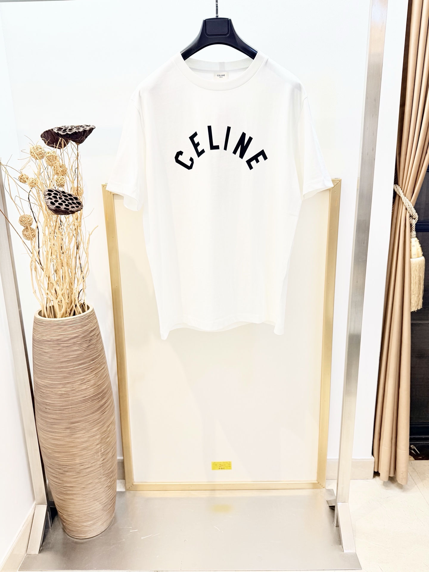 NO:720684,Sizes/m/l/xl black/white two colors for men and women Cel*ne/race* 2026FW early spring new classic brand letter printed half-sleeved T-shirt. Round neck design, CEL*NE printed words on the front cotton. Loose fit, simple and classy. Soft and comfortable, loose fit, tolerant of various body types, super versatile for daily wear! It looks great with jeans or shorts, and can easily switch between casual or commuting styles. High-end simple fashion item, suitable for players who pursue quality and design. Washing method: Dry clean or wrap inside a laundry bag, wash separately and iron on the inside at medium temperature! Do not soak/wash in warm water! ,Celine-clothing,celine,shorts,jeans,tees,t-shirt,19860909Sizes/m/l/xl 黑/白 两色 男女同款 Cel*ne/赛* 2026FW早春新品经典品牌字母印花半袖T恤.圆领设计,正面CEL*NE 印花字样棉质.宽松版型,简约又有辦识度.柔软舒适,宽松版型,包容多种身材,日常穿搭超百搭！无论配牛仔裤还是短裤都很出彩,轻松切换休闲或通勤风格.高端简约时尚单品,适合追求品质和设计感玩家 洗涤方式干洗或反面包裹洗衣袋单独洗涤后反面中温熨烫！不得浸泡/温热水洗涤！,赛琳-服装,celine,shorts,jeans,tees，t-shirt,,Women's clothing