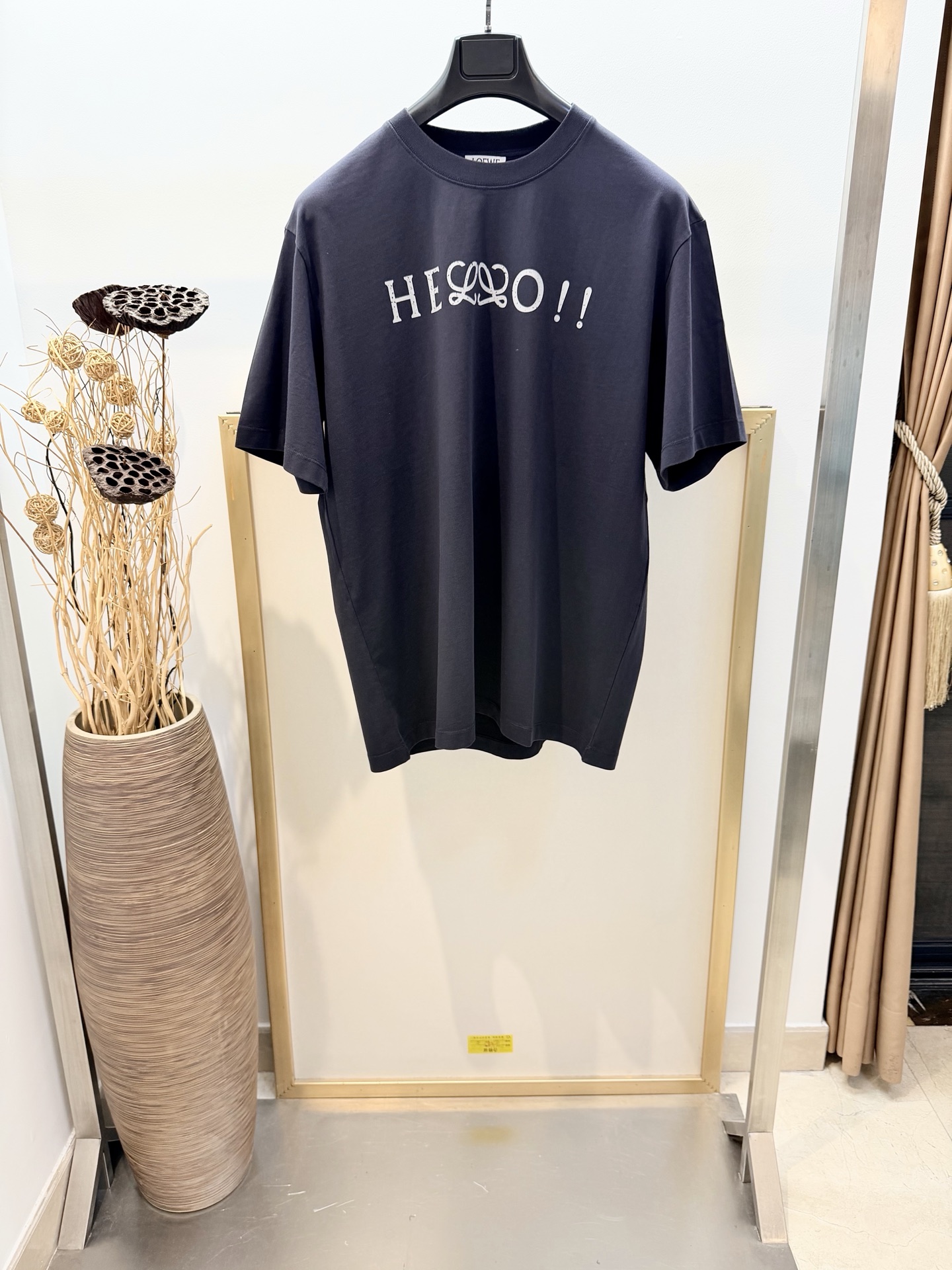 NO:775502,Sizes/m/l/xl Unisex L*EWE/Luo*Wei 2026FW early spring cotton half-sleeved T-shirt. Decorated with Hello Anagram printing on the front. Regular fit, round neck design. Anagram embroidery on the back. The most versatile style!  It goes well with leggings... It is recommended to wrap it inside a laundry bag and machine wash it quickly in cold water or dry clean it!  Avoid soaking in warm water/rubbing with hands, Loewe-clothing, loewe, tees, t-shirt,19860909Sizes/m/l/xl 男女同款 L*EWE/罗*威2026FW早春棉质半袖T恤.正面饰有 Hello Anagram 印花.常规版型,圆领设计.背面 Anagram 刺绣.最百搭的款式！搭配leggings穿也妥妥哒…… 洗涤方式建议反面包裹洗衣袋冷水快速机洗或干洗！忌温热水浸泡/手搓,罗意威-服装,loewe,tees，t-shirt,,Women's clothing