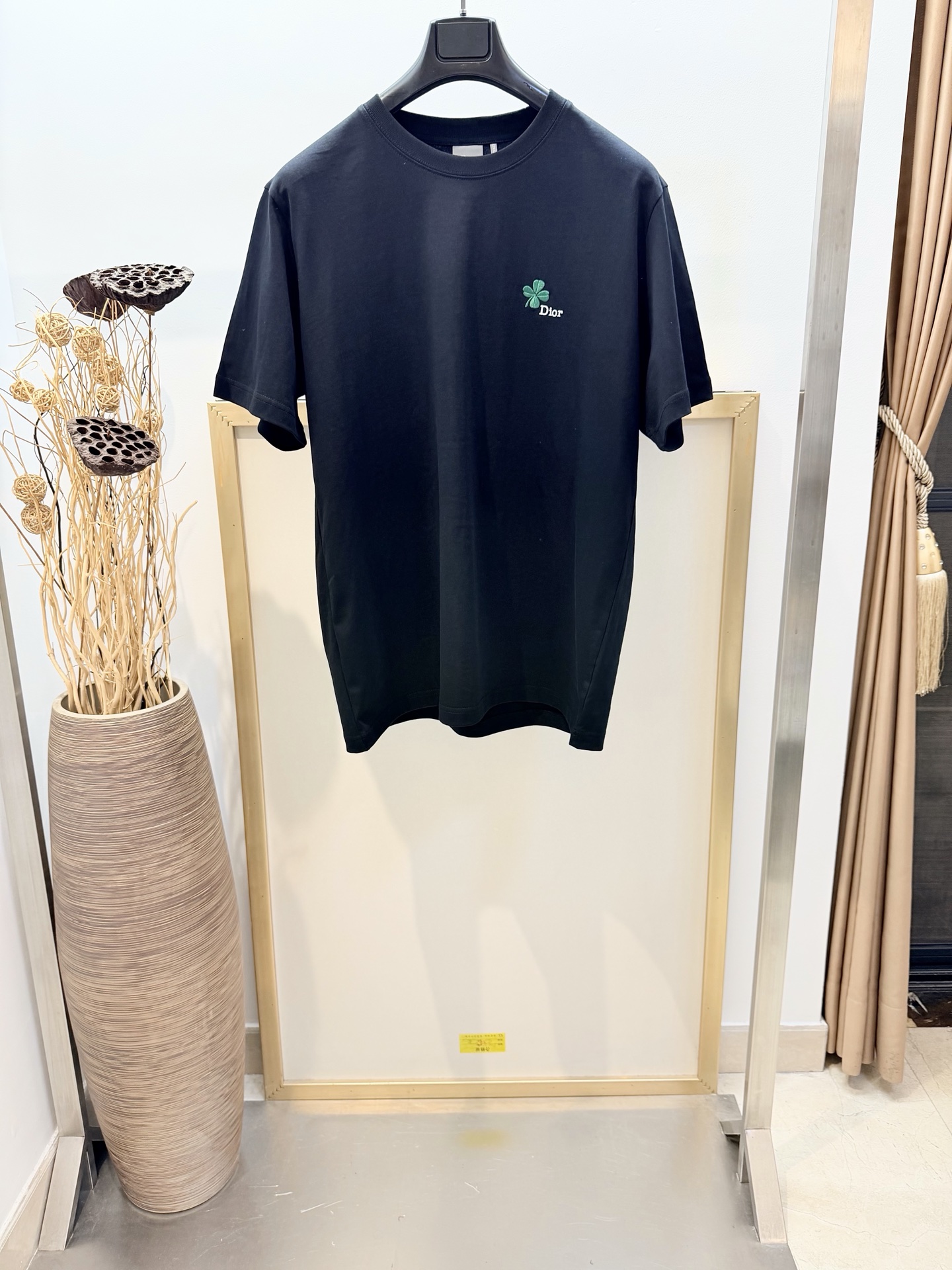 NO:744050,Sizes/m/l/xl Unisex Dio*/Di* CD 2026FW Jonathan Anderson breathes new life into one of the brand's classic icons and lucky symbols with the Dio* Clover pattern. Crafted from black cotton jersey, embroidered with the Dio* Clover pattern. Can be worn with jeans from the collection for a refined look. Dio* Clover  Graphic embroidery is crafted from cotton jersey with a crew neck design. Classic silhouette that pairs well with jeans for a casual look. Wash dry clean or wrap inside out in a laundry bag for quick machine wash on cold water!  ,Dior-clothing,dior,dior,jeans,19860909Sizes/m/l/xl男女同款 Dio*/迪* CD 2026FW 乔纳森安德森（onathan Anderson） 通过 Dio* Clover 图案为品牌经典标志与幸运符号之一注入全新生机.采用黑色棉质平纹针织面料精心制作,饰以 Dio* Clover 图案刺绣.可与该系列的牛仔裤搭配穿着,打造精致造型.Dio* Clover 图案刺绣采用棉质平纹针织面料精心制作,圆领设计.经典廓形,可与牛仔裤搭配,打造休闲的造型. 洗涤方式干洗或反面包裹洗衣袋冷水快速机洗！,迪奥-服装,dior,dior,jeans,,Women's clothing