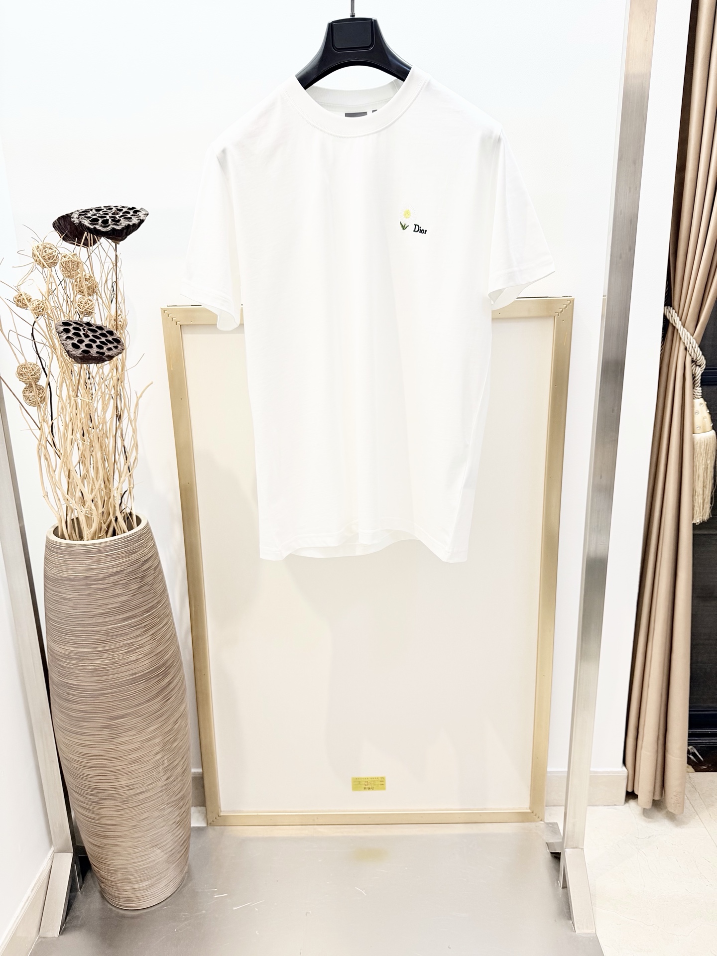 NO:744501,Sizes/m/l/xl Unisex Dio*/Di* CD 2026FW Jonathan Anderson breathes new life into one of the brand's classic icons and lucky symbols with the Dio* Clover pattern. Carefully crafted from cotton jersey, embroidered with the Dio* Clover pattern. Can be worn with jeans from the collection for a refined look. Dio* Clover  Graphic embroidery is crafted from cotton jersey with a crew neck design. Classic silhouette that pairs well with jeans for a casual look. Wash dry clean or wrap inside out in a laundry bag for quick machine wash on cold water!  ,Dior-clothing,dior,dior,jeans,19860909Sizes/m/l/xl男女同款 Dio*/迪* CD 2026FW 乔纳森安德森（onathan Anderson） 通过 Dio* Clover 图案为品牌经典标志与幸运符号之一注入全新生机.采用棉质平纹针织面料精心制作,饰以 Dio* Clover 图案刺绣.可与该系列的牛仔裤搭配穿着,打造精致造型.Dio* Clover 图案刺绣采用棉质平纹针织面料精心制作,圆领设计.经典廓形,可与牛仔裤搭配,打造休闲的造型. 洗涤方式干洗或反面包裹洗衣袋冷水快速机洗！,迪奥-服装,dior,dior,jeans,,Women's clothing