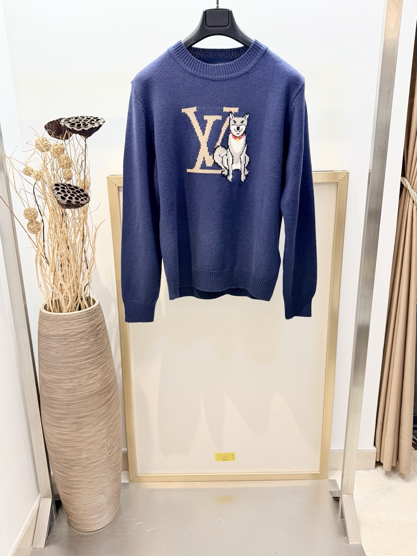 NO:722413,The highest version on the market, the girl inspects the goods, trims the three marks on the threads, and delivers the goods. You can post pictures and take videos. If you want quality and service, add me on WeChat. We will not accept urgent orders. Size 46/48/50/52, same style for men and women. 1V Louis family 2026FW early spring Seoul limited edition Shiba Inu thick knitted sheep wool cashmere crew neck sweater. This long-sleeved coarse knitted crew neck sweater is decorated with an intarsia-inspired pattern, and the pattern includes large size 1V  Letters and a Shiba Inu. Made of sheep wool and cashmere blended yarn, with VVN cowhide leather on the back Marque 1.Vuitton Déposée patch. Warm and comfortable slightly loose fit design Dry clean only, Louis Vuitton-Clothing, louis vuitton,cowhide,19860909市面最高版本小妹验货、修剪线头上三标、发货可发图及拍视频,要品质要服务的加我微信,不接急单. Size 46/48/50/52码 男女同款  1V路易家 2026FW早春 首尔限定版柴犬粗针织绵羊毛山羊绒圆领衫 这款长袖粗针织圆领衫,饰有灵感源自嵌花图案,图案中包含大号 1V 字母和一只柴犬.采用绵羊毛与山羊绒混纺纱线制成,背面饰有 VVN 牛皮革 Marque 1.Vuitton Déposée 贴饰.温暖舒适略宽松版型设计 仅限干洗,路易威登-服装,louis vuitton,cowhide,,Women's clothing