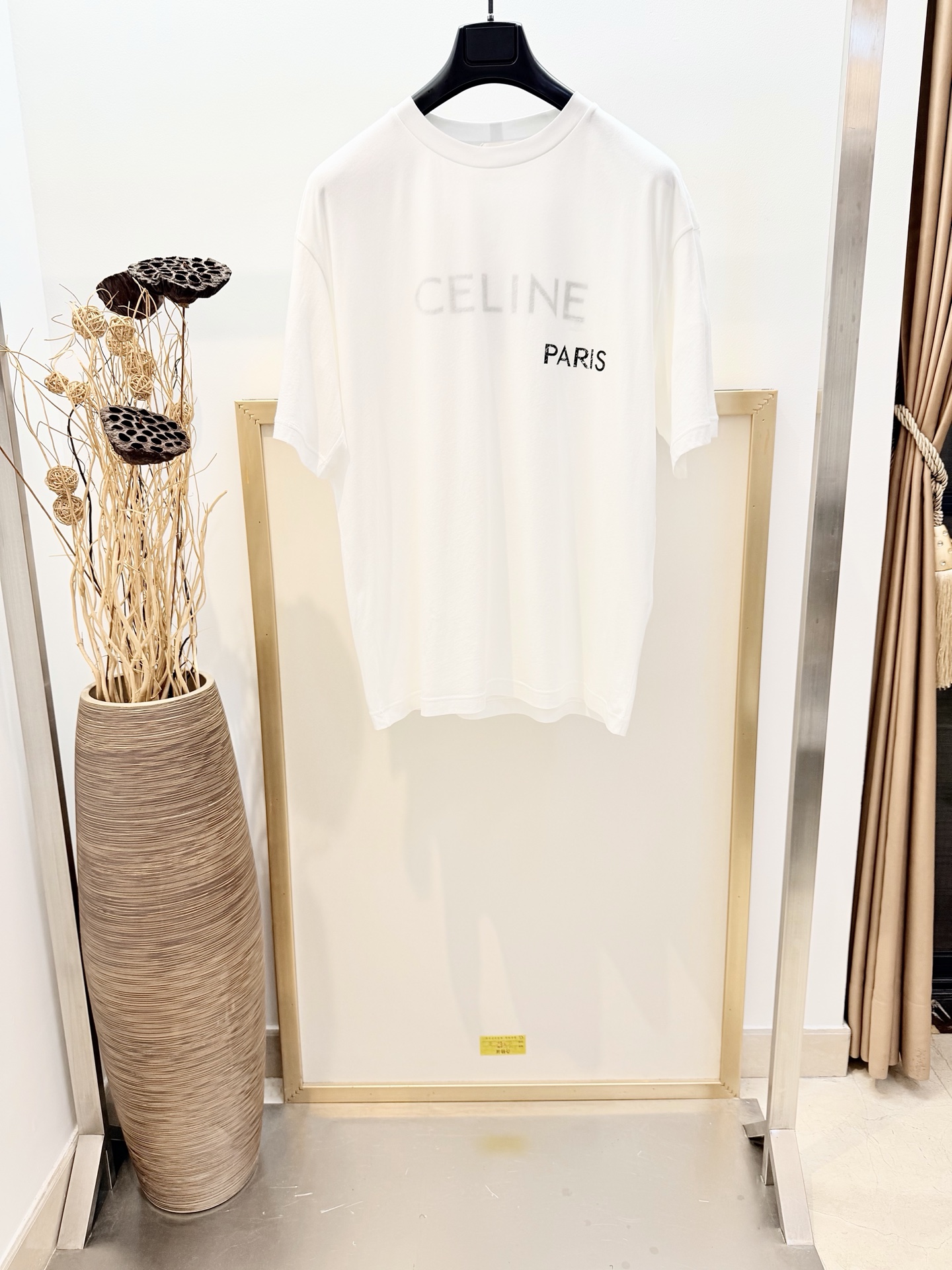 NO:720681,Sizes/m/l/xl Unisex Cel*ne/race* 2026FW early spring double-layer 120 high weave pony cotton half-sleeved T-shirt. Round neck design, CEL*NE / Arc de Triomphe looming print on the front. The high-end carefree feeling can be achieved in one piece. The ultimate aesthetics of pure white T. The double-layer design is simple but not simple. The hazy printing has its own artistic filter effect. The loose version is simple and classy. Soft and comfortable, it is very nice whether worn alone or layered! Tolerant of various body shapes. Simple and fashionable items, a must-have for fashionistas! Washing method: dry clean or wrap inside out in a laundry bag, wash separately and iron inside out at medium temperature! Do not soak/wash in warm water! ,Celine-clothing,celine,tees,t-shirt,19860909Sizes/m/l/xl男女同款 Cel*ne/赛* 2026FW早春双层120高织匹马棉质半袖T恤.圆领设计,正面CEL*NE /凯旋门若隐若现印花. 高級慵慊感一件搞定.纯净白T的极致美学.双层设计简约不简单.朦胧印字自带艺术滤镜效果.宽松版型,简约又有辦识度.柔软舒适,无论单穿搭配叠搭都非常Nice！包容多种身材.简约时尚单品,时装精必入！ 洗涤方式干洗或反面包裹洗衣袋单独洗涤后反面中温熨烫！不得浸泡/温热水洗涤！,赛琳-服装,celine,tees，t-shirt,,Women's clothing