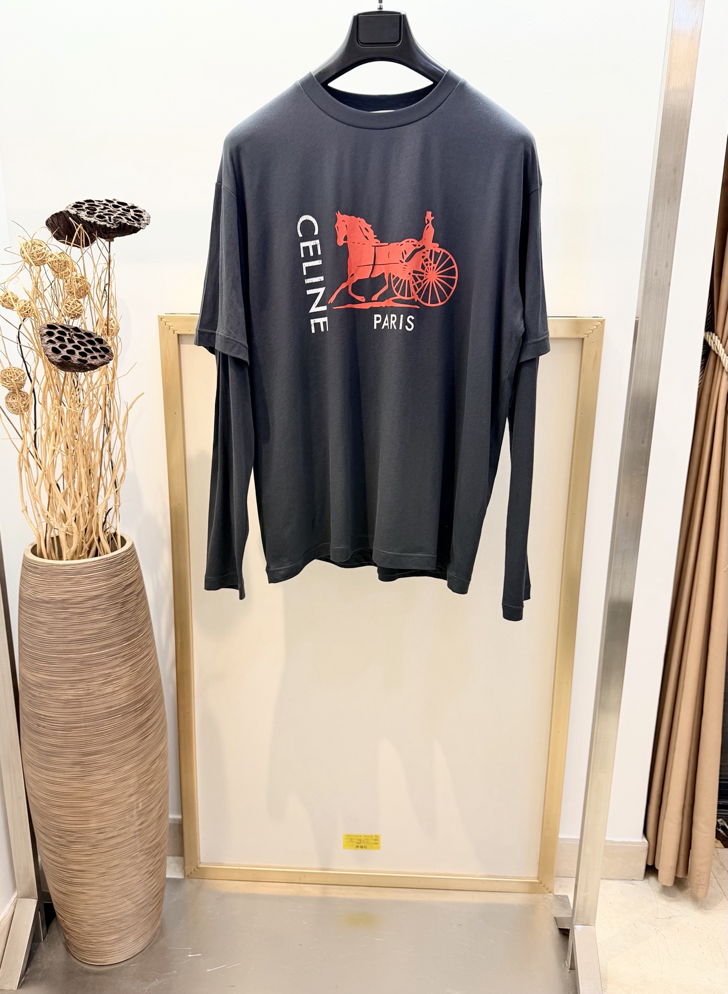 NO:720208,The highest version on the market, the girl inspects the goods, trims the three marks on the threads, and delivers the goods. You can post pictures and take videos. If you want quality and service, add me on WeChat. We will not accept urgent orders. Sizes/m/l/xl Unisex style Cel*ne/race* 2026FW early spring Year of the Horse limited edition carriage double-layer 120 high weave horse cotton long-sleeved T-shirt. Round neck design, CEL*NE red carriage print on the front. The high-end carefree feeling can be achieved in one piece. It has a sense of design and ultimate aesthetics. The double-layer design makes simplicity not simple. The hazy printing comes with an artistic filter and a loose version, which is simple and classy. Soft and comfortable, the loose version can accommodate a variety of body types. Simple and fashionable items, suitable for high-end fashion designers who pursue quality and design! Washing method: dry clean or wrap inside out in a laundry bag, wash separately and iron inside out at medium temperature! Do not soak/wash in warm water! ,Celine-clothing,celine,tees,t-shirt,19860909市面最高版本小妹验货、修剪线头上三标、发货可发图及拍视频,要品质要服务的加我微信,不接急单. Sizes/m/l/xl男女同款 Cel*ne/赛* 2026FW早春马年限定马车双层120高织匹马棉质长袖T恤.圆领设计,正面CEL*NE 红马车印花. 高級慵慊感一件搞定.极具设计感极致美学.双层设计让简约不简单.朦胧印字自带艺术滤镜宽松版型,简约又有辦识度.柔软舒适,宽松版型,包容多种身材.简约时尚单品,适合追求品质和设计感高端时装精！ 洗涤方式干洗或反面包裹洗衣袋单独洗涤后反面中温熨烫！不得浸泡/温热水洗涤！,赛琳-服装,celine,tees，t-shirt,,Women's clothing