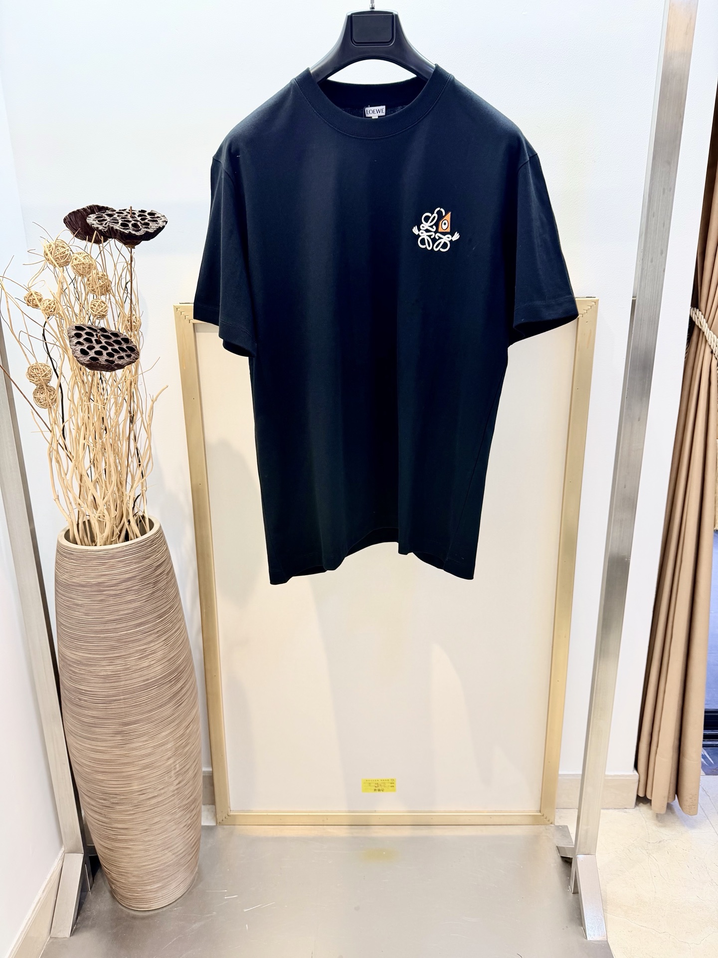 NO:720670,Sizes/m/l/xl Black and white, same style for men and women. L*EWE/Luowei 2026FW early spring cotton half-sleeved T-shirt. Lightweight cotton T-shirt, decorated with cat eye and Anagram embroidery on the chest. The T-shirt is inspired by Louis Wain's 'Futurist Cats' ceramic vase series. *The loose fit is the most versatile style!  It goes well with leggings... It is recommended to wrap it inside a laundry bag and machine wash it quickly in cold water or dry clean it!  Avoid soaking in warm water/rubbing with hands, Loewe-clothing, louis vuitton, loewe, tees, t-shirt,19860909Sizes/m/l/xl 黑白两色 男女同款 L*EWE/罗*威2026FW早春棉质半袖T恤. 轻盈棉质T恤,胸前饰有猫眼和 Anagram 刺绣.T恤灵感源自Louis Wain 的“Futurist Cats”陶瓷花瓶系列.*宽松版型最百搭的款式！搭配leggings穿也妥妥哒…… 洗涤方式建议反面包裹洗衣袋冷水快速机洗或干洗！忌温热水浸泡/手搓,罗意威-服装,louis vuitton,loewe,tees，t-shirt,,Women's clothing