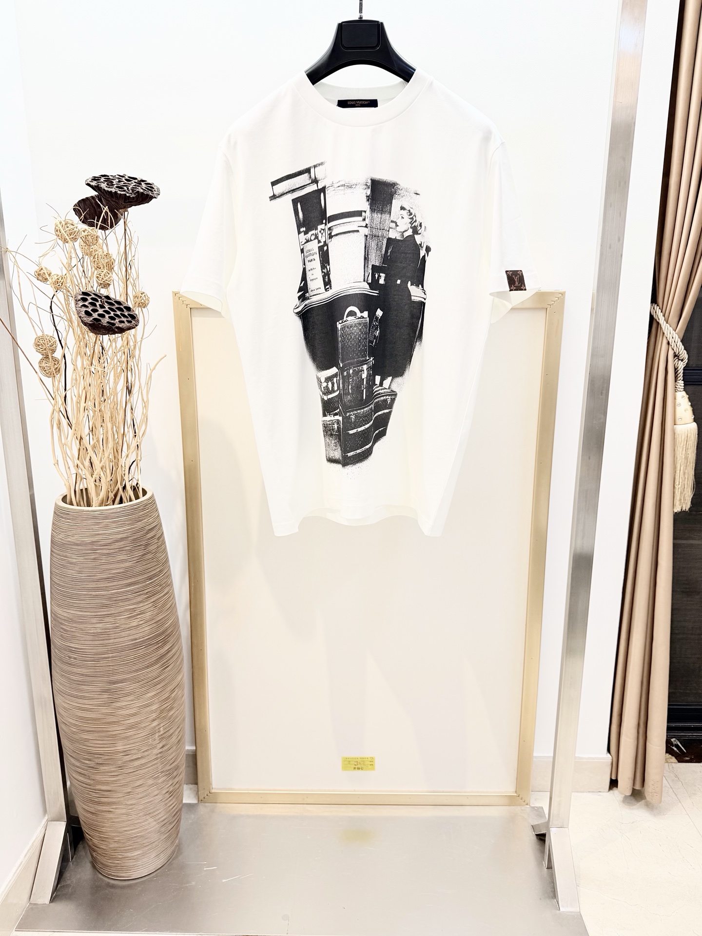 NO:720667,Size 46/48/50/52, same style for men and women. 1V Louis Vuitton 2026FW Early Spring TRAVELLER TRUNK printed T-shirt. This T-shirt is made of cotton knitting and has a loose fit, which exudes a casual atmosphere while being comfortable. The front uses printing technology to depict the image of a fashionable traveler and the Louis Vuitton collection hard case, subtly paying tribute to the brand's long heritage. The Monogram leather stamp on the left sleeve adds a classic touch.  It is recommended to dry clean or wrap it in a laundry bag and quickly machine wash it separately and let it dry naturally!  Do not soak or wash in warm water, Louis Vuitton-clothing, Louis Vuitton, tees, t-shirt,19860909Size 46/48/50/52码男女同款  1V路易家 2026FW早春TRAVELLER TRUNK 印花 T恤本款T恤采用棉质针织裁出宽松版型,于舒适之中流露随性气息.正面以印花工艺描绘风尚旅人形象与路易威登典藏系列硬箱,巧妙致敬品牌悠远传承.左袖的 Monogram皮章再添经典笔触. 建议干洗或反面包裹洗衣袋单独快速机洗自然晾干！不得浸泡以及温热水洗,路易威登-服装,louis vuitton,tees，t-shirt,,Women's clothing