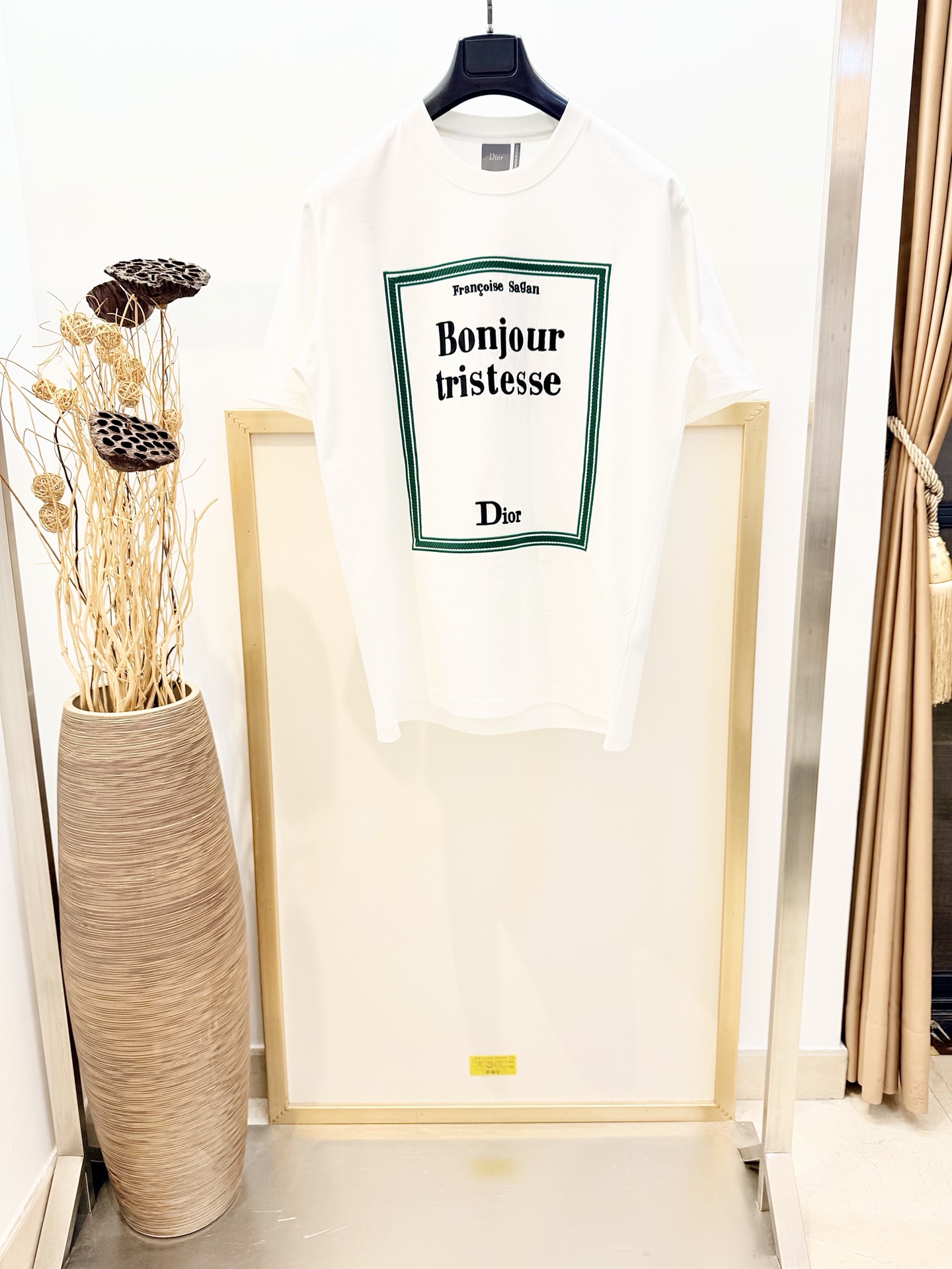 NO:720664,Sizes/m/l/xl Unisex Dio*/Di* CD 2026FW Heavy industry full-frame embroidery. This T-shirt is a classic item in Jonathan Anderson's dream library collection, showing Charles Baudelaire's work 'Les Fleurs du'  The first edition cover of 'Mal' pays homage to the literary classic. It is carefully made of cotton jersey fabric, with embroidery on the front to show the book cover. It can be paired with oversized tailoring trousers to create a chic and classic look. Book Cover graphic embroidery. Washing method: Dry clean or wrap inside a laundry bag for quick cold water machine wash!  ,Dior-clothing,dior,dior,tees,t-shirt,19860909Sizes/m/l/xl男女同款 Dio*/迪* CD 2026FW 重工全幅刺绣这款T恤是乔纳森安德森（onathan Anderson）梦幻图书馆藏中的经典单品,展现夏尔波德菜尔（Charles Baudelaire） 的作品《恶之花（Les Fleurs du Mal）》的第一版封面,向文学名著致敬.采用棉质平纹针织面料精心制作,正面以刺绣展现图书封面.可搭配超大版型精裁长裤,打造别致的经典造型.Book Cover 图案刺绣 洗涤方式干洗或反面包裹洗衣袋冷水快速机洗！,迪奥-服装,dior,dior,tees，t-shirt,,Women's clothing