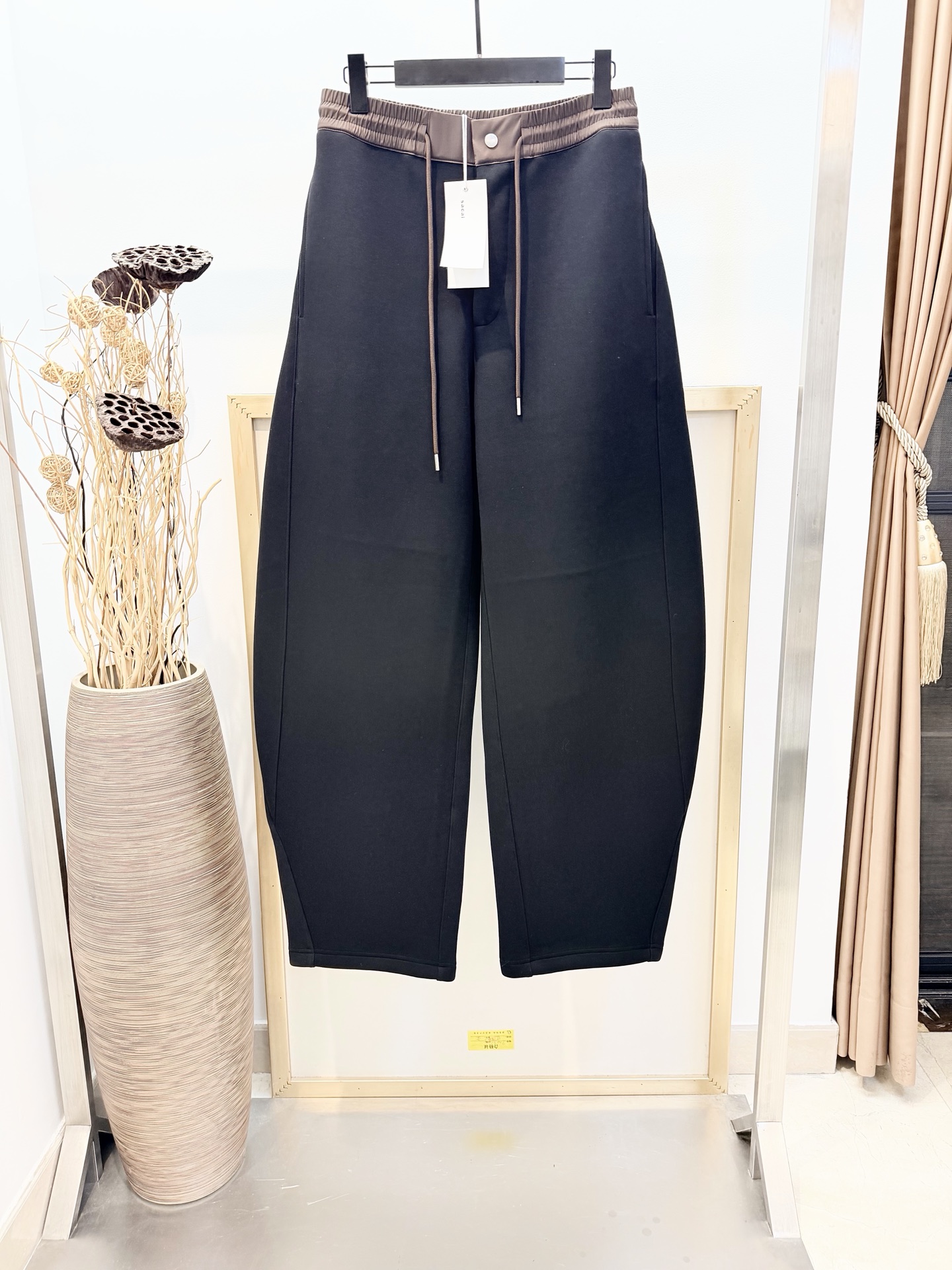 NO:720371,The highest version on the market, the girl inspects the goods, trims the three marks on the threads, and delivers the goods. You can send pictures and videos. If you want quality and service, please add me on WeChat. We will not accept urgent orders. Sizes/m/l/xl Unisex Sacai Drawstring Wide-Leg Trousers Deconstructed and spliced ​​with contrasting color laces 3D cut scimitar trousers sacai's iconic mix and match design language, weighing 600 grams of high-fiber cotton to create a stiff and comfortable fit!  Inspired by daily life, it aims to create a more stylish daily wardrobe that can be freely switched between different occasions and times. The brand uses unexpected and unconventional ways to reinterpret classic clothing prototypes, create timeless and versatile items, and present a unique sustainable fashion concept. sacai encourages wearers to break through boundaries, reshape their daily dressing experience, discover the extraordinary in ordinary life, thereby improving themselves and returning to the love of life itself. Men's clothing,19860909市面最高版本小妹验货、修剪线头上三标、发货可发图及拍视频,要品质要服务的加我微信,不接急单. Sizes/m/l/xl男女同款 Sacai Drawstring Wide-Leg Trousers 解构拼接撞色系绳3D裁剪弯刀长裤 sacai 标志性的混搭设计语言,重达600克重高纤维棉质打造硬挺舒适穿着！以日常生活为灵感,旨在打造更有格调的日常衣橱,可在不同场合与时间自在切换.品牌以出其不意、打破常规的方式,重新演绎经典服饰原型,创造出隽永而百搭的单品,呈现别具一格的可持续时尚理念.sacai 鼓励穿着者突破边界,重塑日常着装体验,在平凡自生活中发现不平凡,由此提升自我,回归对生活本身的热爱.,男装,,Women's clothing