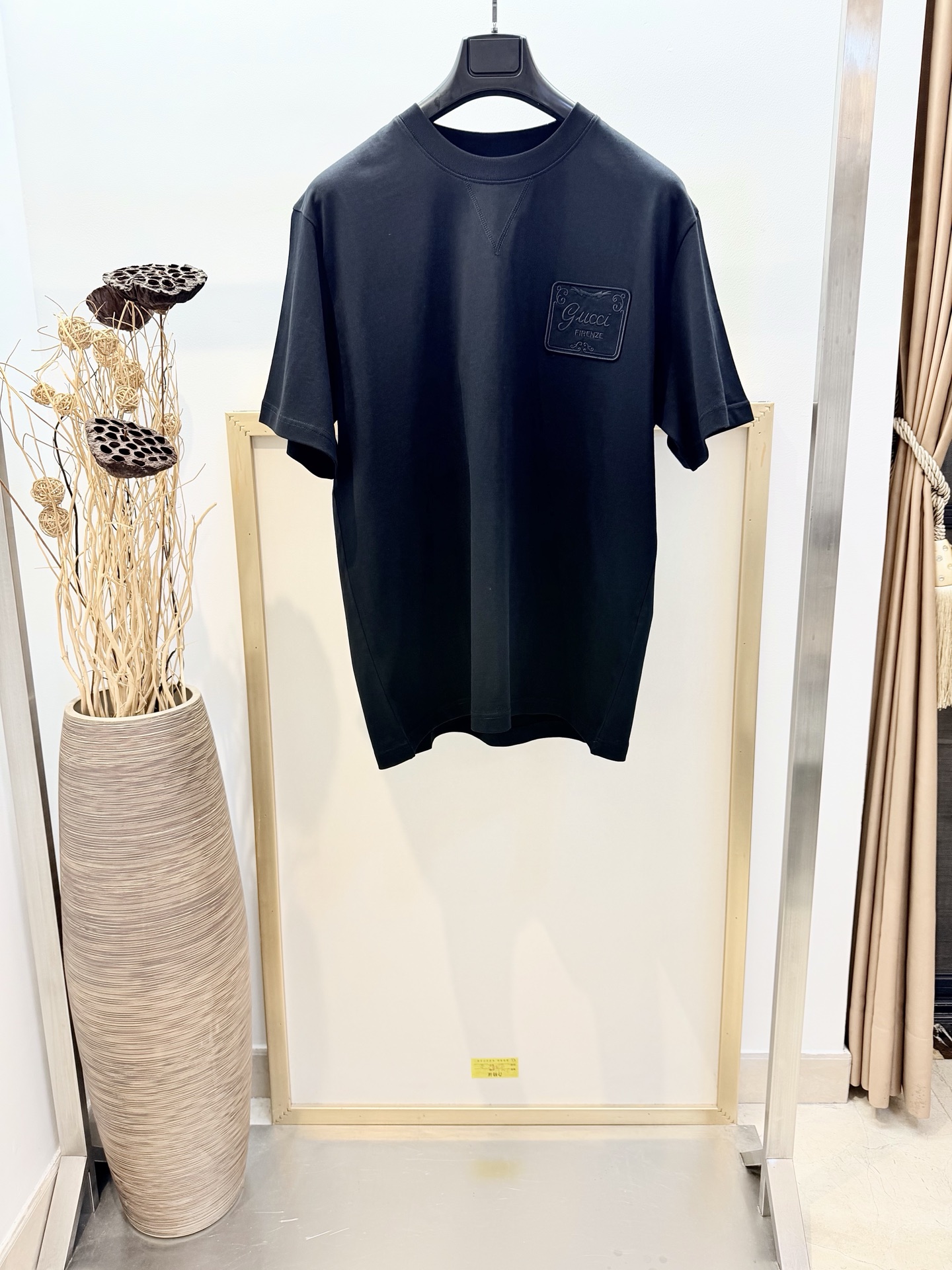 NO:720661,sizes/m/l/xl Unisex G Home/Gu*ci 26SS early spring emblem embroidered collection logo cotton half-sleeved T-shirt serves as an exclusive source of inspiration and runs through various designs in the series. This T-shirt is made of knitted cotton and is carefully embellished with collection logo embroidery. It is recommended to dry clean or wrap it inside a laundry bag and machine wash it in cold water separately!  ,Gucci-clothing,gucci,gucci,tees,t-shirt,19860909sizes/m/l/xl 男女同款 G家/Gu*ci 26SS早春徽章刺绣典藏标识棉质半袖T恤作为专属灵感来源,贯穿系列多款设计.这款T恤甄选针织棉打造,精心缀饰典藏标识刺绣.  建议干洗或反面包裹洗衣袋单独冷水快速机洗！,古驰-服装,gucci,gucci,tees，t-shirt,,Women's clothing