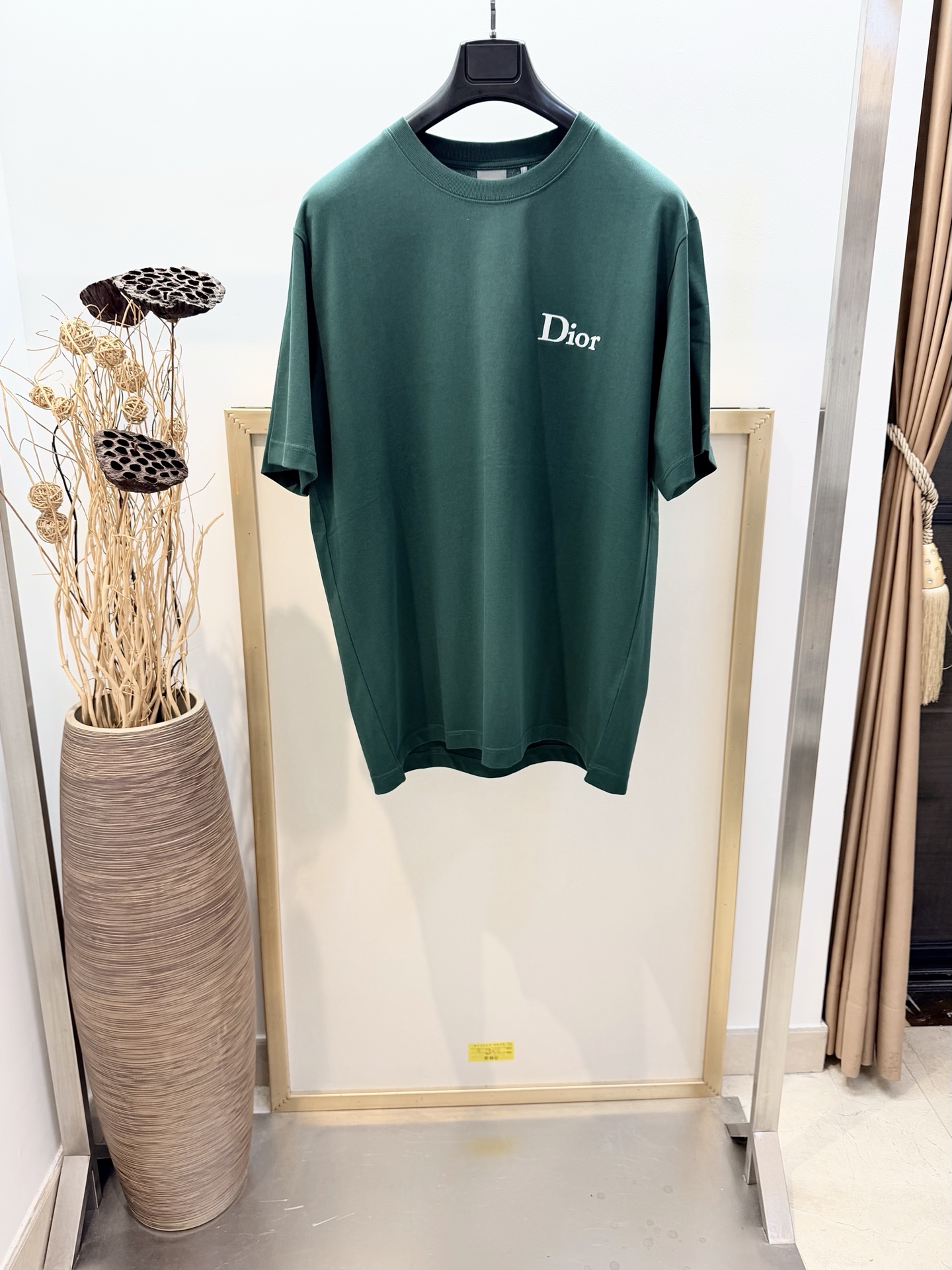 NO:720675,Sizes/m/l/xl Black/White/Pink/Green Four colors Unisex Dio*/Di* CD 2026FW This T-shirt is a new product of the 2026 summer men's wear series and is a classic item in the wardrobe. It is made of cotton jersey fabric with a loose fit and is decorated with Dio* embroidery on the chest. Fashionable silhouette, can be easily matched with all kinds of jeans or trousers. Di*r embroidered ribbed round neck on the chest Cotton  Washing method Dry clean or wrap inside laundry bag for quick machine wash in cold water!  ,Dior-clothing,dior,dior,jeans,tees,t-shirt,19860909Sizes/m/l/xl黑/白/粉/绿 四色 男女同款 Dio*/迪* CD 2026FW 这款T恤是二零二六夏季男装系列新品,是衣橱里的经典单品.采用棉质平纹针织面料配以宽松版型精心制作,胸前饰以 Dio* 刺绣.时尚廓形,可与各式牛仔裤或长裤轻松搭配.胸前饰Di*r 刺绣罗纹圆领 棉 洗涤方式干洗或反面包裹洗衣袋冷水快速机洗！,迪奥-服装,dior,dior,jeans,tees，t-shirt,,Women's clothing