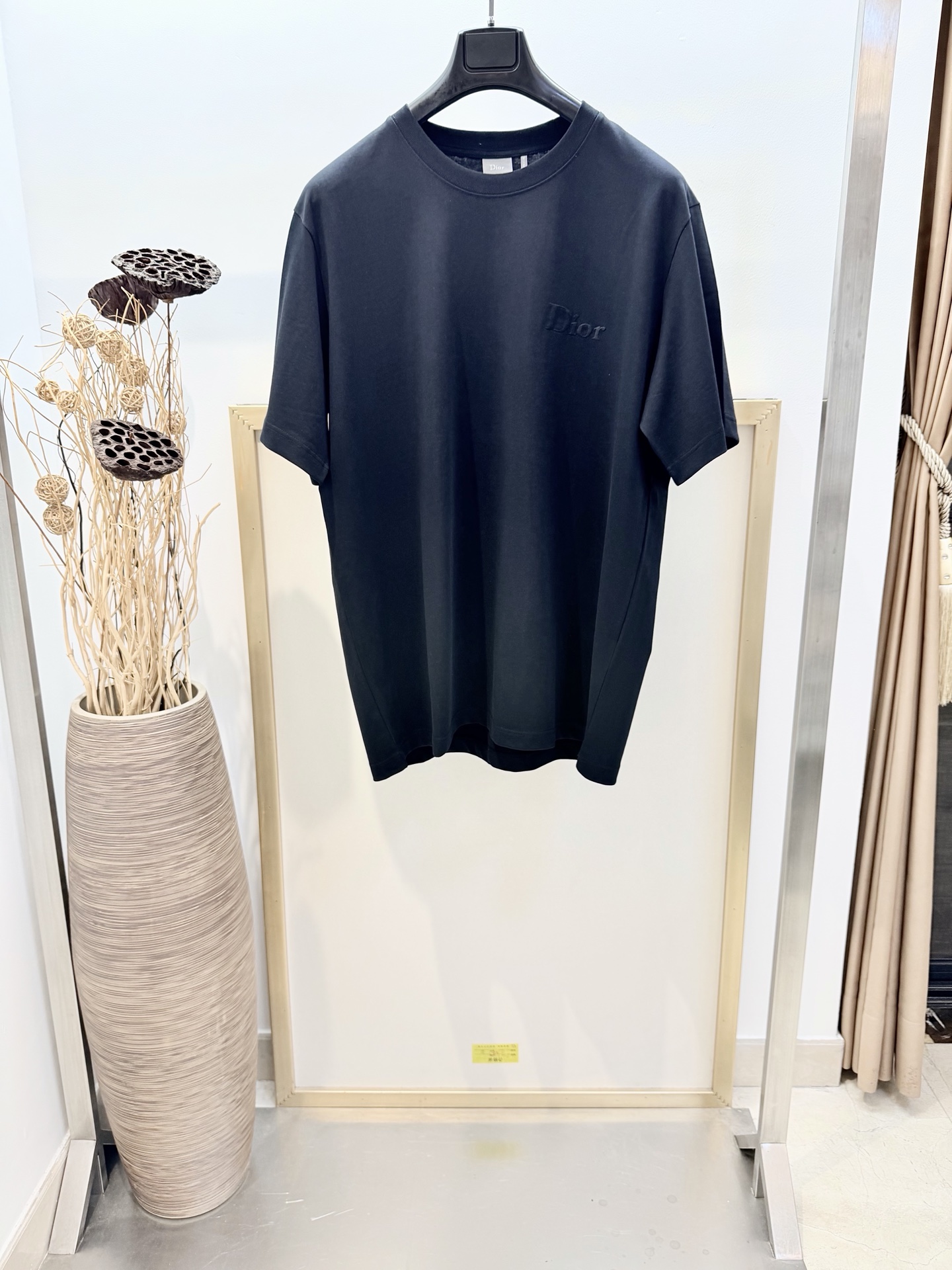 NO:720678,Sizes/m/l/xl Black/White/Pink/Green Four colors Unisex Dio*/Di* CD 2026FW This T-shirt is a new product of the 2026 summer men's wear series and is a classic item in the wardrobe. It is carefully made of cotton jersey fabric with a loose fit and is decorated with Dio* embroidery on the chest. Fashionable silhouette, can be easily matched with all kinds of jeans or trousers. Dio* embroidered ribbed round neck on the chest Cotton  Washing method Dry clean or wrap inside laundry bag for quick machine wash in cold water!  ,Dior-clothing,dior,dior,jeans,tees,t-shirt,19860909Sizes/m/l/xl黑/白/粉/绿 四色 男女同款 Dio*/迪* CD 2026FW 这款T恤是二零二六夏季男装系列新品,是衣橱里的经典单品.采用棉质平纹针织面料配以宽松版型精心制作,胸前饰以 Dio* 刺绣.时尚廓形,可与各式牛仔裤或长裤轻松搭配.胸前饰Dio* 刺绣罗纹圆领 棉 洗涤方式干洗或反面包裹洗衣袋冷水快速机洗！,迪奥-服装,dior,dior,jeans,tees，t-shirt,,Women's clothing