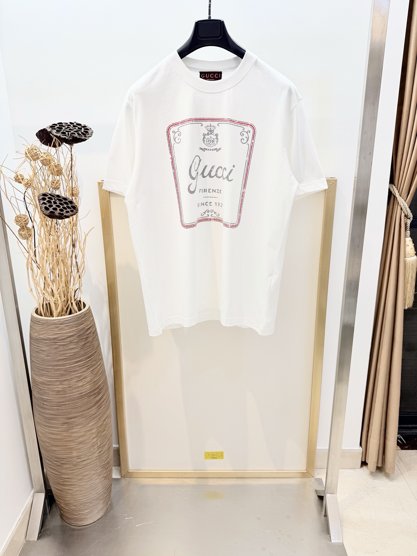 NO:720671,sizes/m/l/xl Unisex G Home/Gu*ci 26SS The archive logo 'Gu*ci Firenze Since 1921' is reinterpreted through different techniques and serves as an exclusive source of inspiration throughout the series' designs. This T-shirt is made of knitted cotton and is carefully embellished with the archive logo print. It is recommended to dry clean or wrap it inside a laundry bag and machine wash it in cold water separately!  ,Gucci-clothing,gucci,gucci,tees,t-shirt,19860909sizes/m/l/xl 男女同款 G家/Gu*ci 26SS 典藏标识“Gu*ci Firenze Since 1921”经由不同工艺焕新演绎,作为专属灵感来源,贯穿系列多款设计.这款T恤甄选针织棉打造,精心缀饰典藏标识印花.  建议干洗或反面包裹洗衣袋单独冷水快速机洗！,古驰-服装,gucci,gucci,tees，t-shirt,,Women's clothing