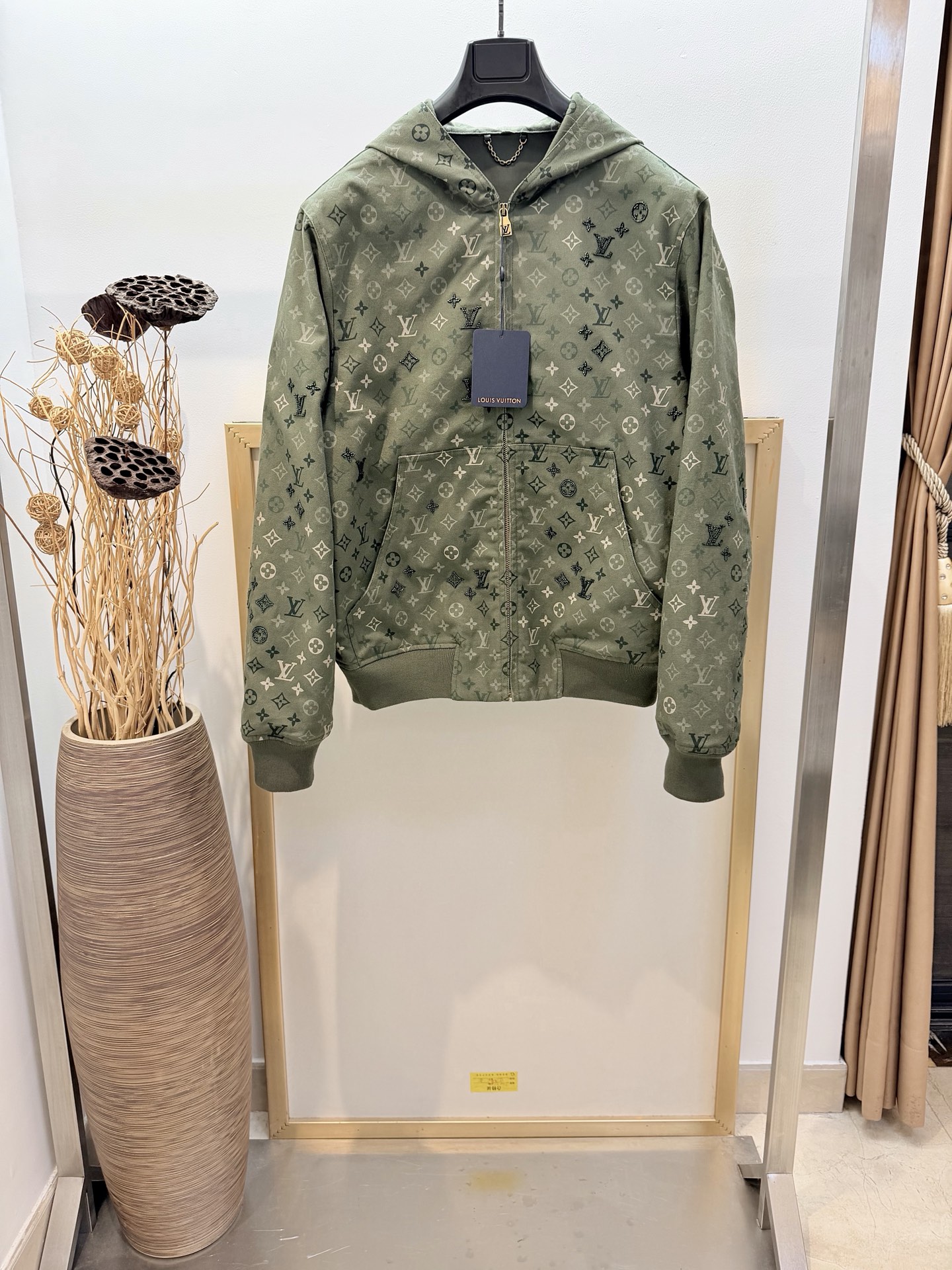 NO:720581,The highest version on the market, the girl inspects the goods, trims the three marks on the threads, and delivers the goods. You can send pictures and take videos. If you want quality and service, add me on WeChat. We will not accept urgent orders. Size 46/48/50/52, same style for men and women. 1V Louis family 2026FW early spring vic high-order model with heavy craftsmanship, full frame embellished with crystal embroidery beads MONOGRAM decorative hooded jacket. This hooded belted jacket is made of cotton canvas, casual silhouette and full width MonogramSurplus  The pattern creates an interesting contrast. The camouflage colors are paired with delicate beaded embroidery, which is freehand and gorgeous, injecting a touch of chic style into the urban look. Dry clean only, Louis Vuitton-Clothing, louis vuitton, jackets & coats, hats,19860909市面最高版本小妹验货、修剪线头上三标、发货可发图及拍视频,要品质要服务的加我微信,不接急单. Size 46/48/50/52码男女同款  1V路易家 2026FW早春vic高订款重工艺全幅点缀水晶绣珠MONOGRAM 装饰连帽夹克这款连帽束腰夹克采用棉质帆布,休闲廓形与全幅 MonogramSurplus 图案形成有趣对比.迷彩色调搭配精致珠饰刺绣,写意而华美,为都市造型注入一抹别致格调. 仅限干洗,路易威登-服装,louis vuitton,jackets & coats,hats,,Women's clothing